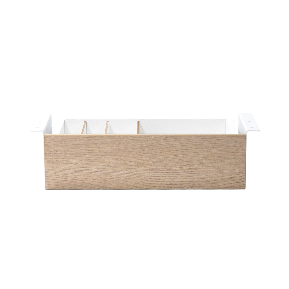 Un cajón de madera con compartimentos interiores blancos y soportes laterales.