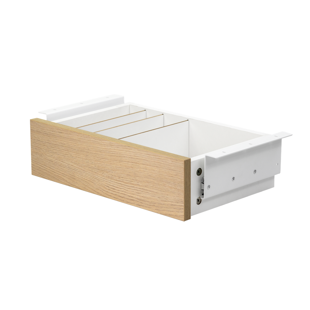 Un frente de madera con divisores blancos en un cajón abierto.