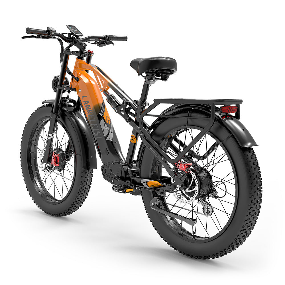 Una bici elettrica arancione e nera con pneumatici grassi e portapacchi è su sfondo bianco.