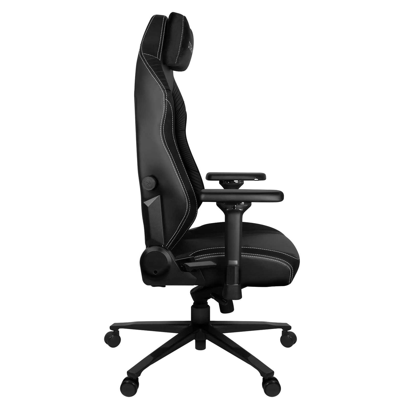 Silla gamer negra con costuras blancas, reposacabezas y reposabrazos.
