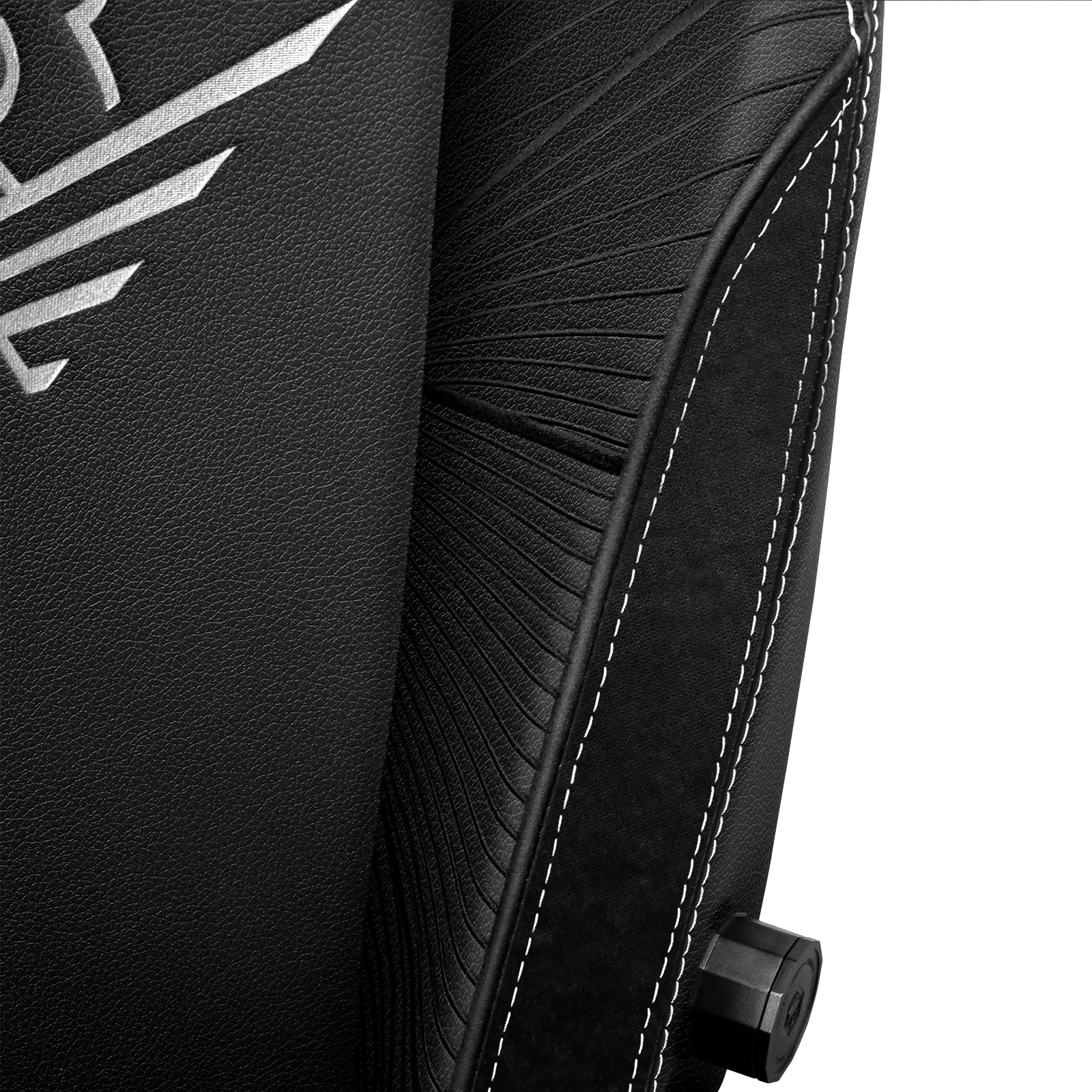 Primer plano de un asiento de cuero negro con costuras blancas. Un logo es visible a la izquierda.