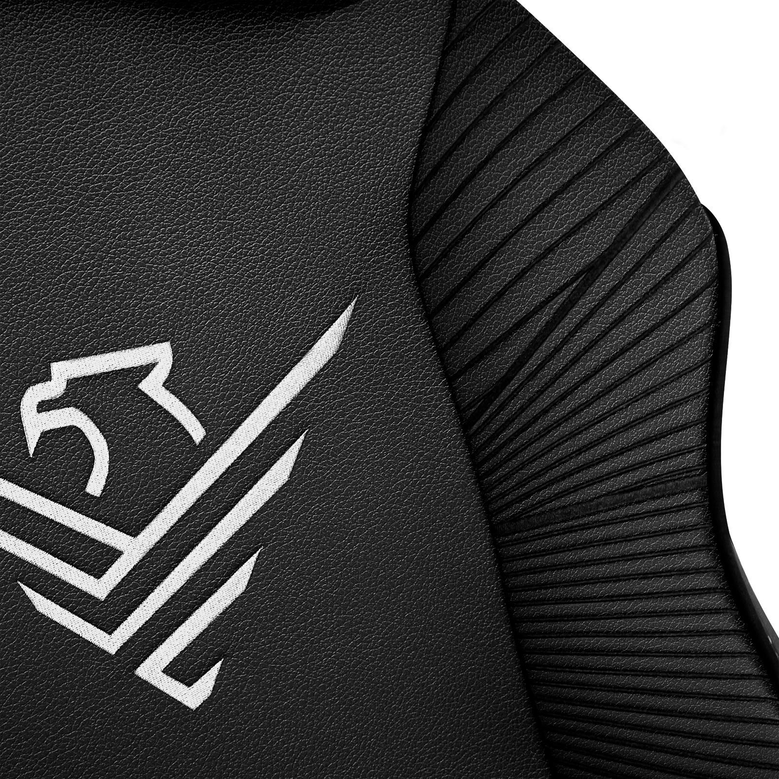 Cuero negro con logo de águila blanco y costuras verticales.