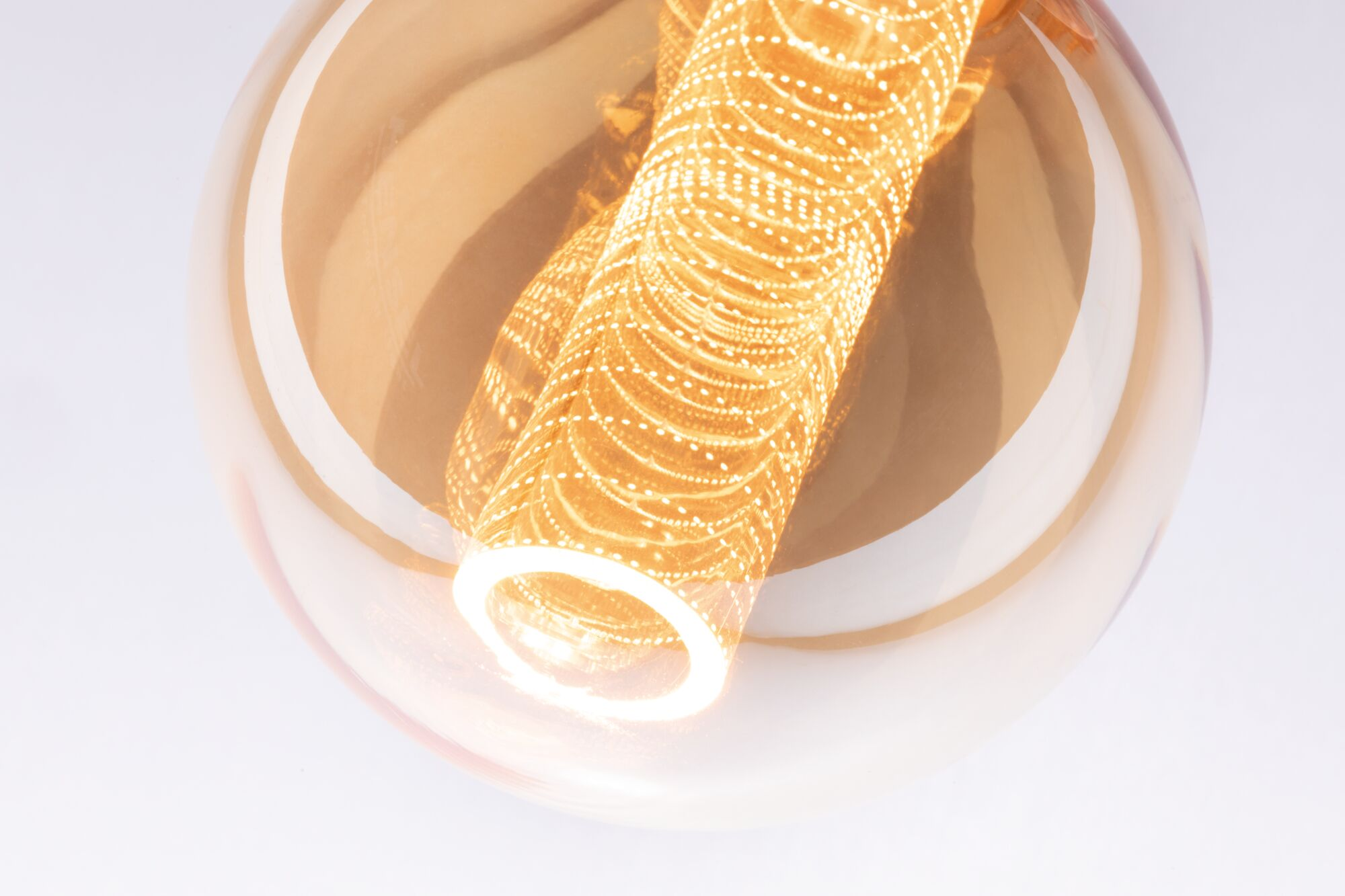 Żarówka ze spiralnym żarnikiem i bursztynowym szkłem.