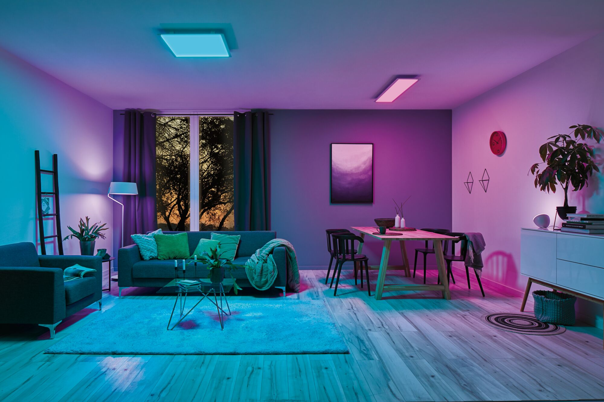 Ein Wohnzimmer mit Sofa, Tisch und Stühlen, beleuchtet von blauen und pinken Lichtern.