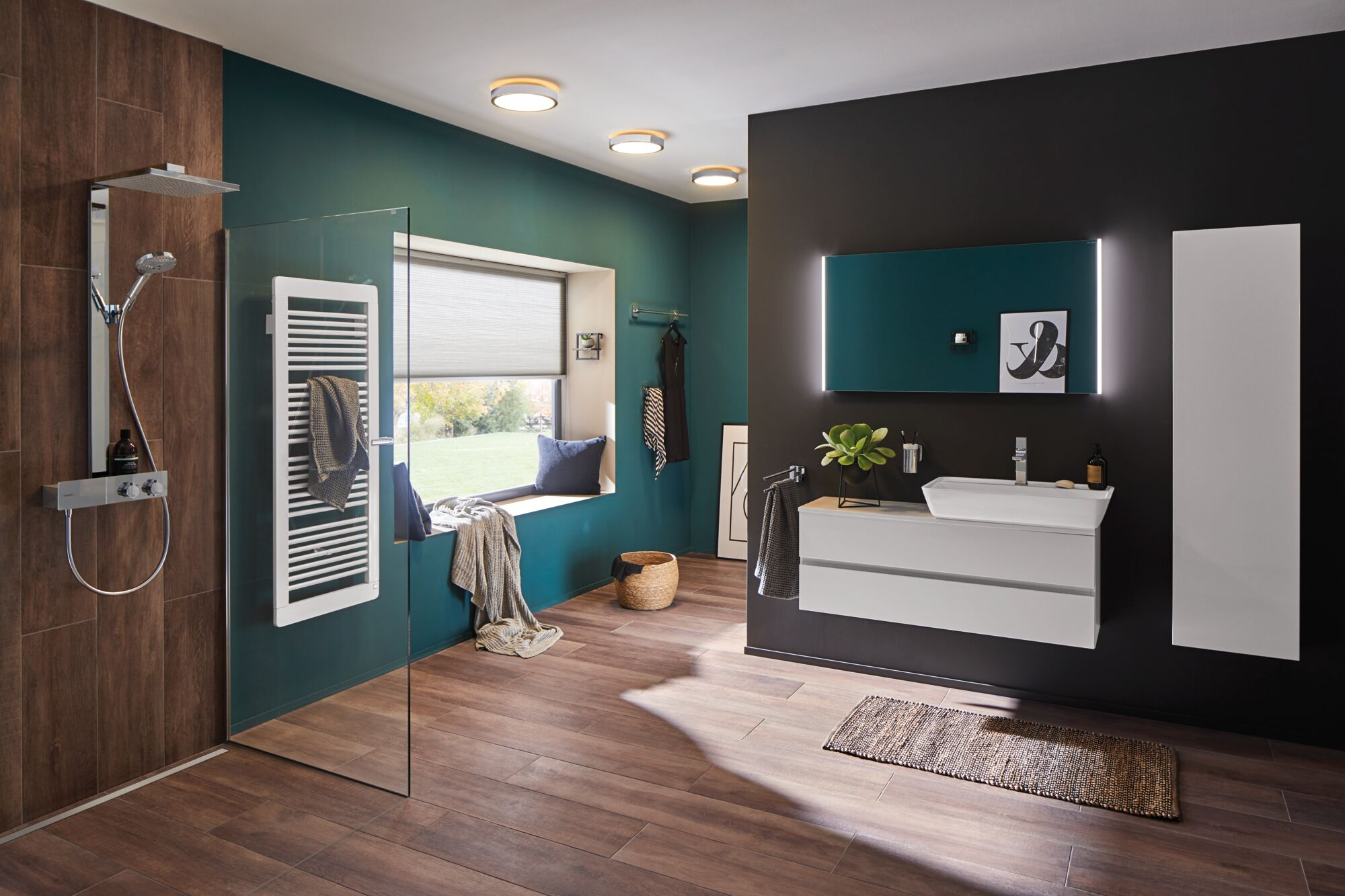 Salle de bain moderne avec douche, lavabo, miroir et radiateur.