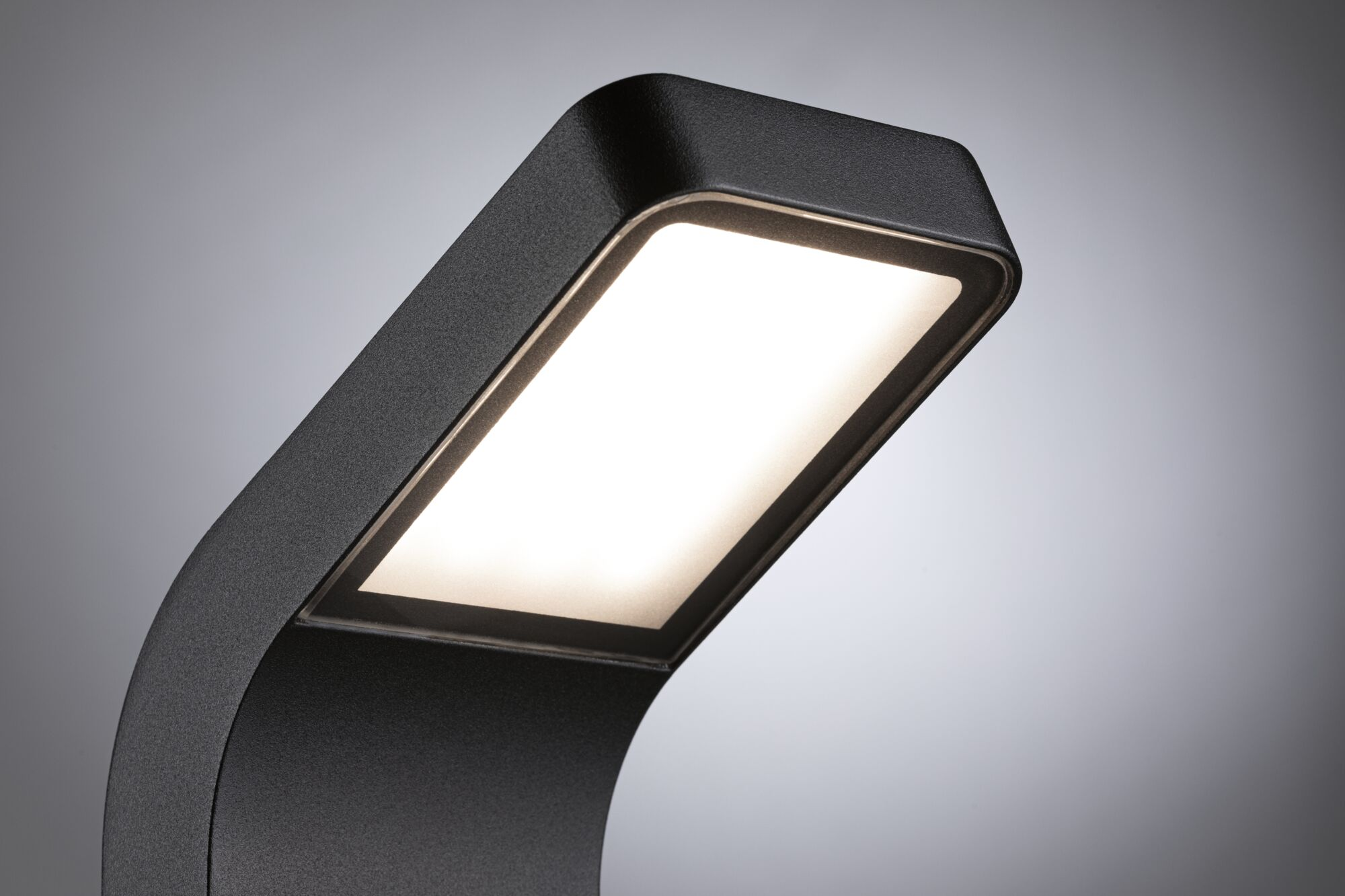 Ein moderner schwarzer Außenleuchter mit rechteckigem, beleuchtetem Diffusor.