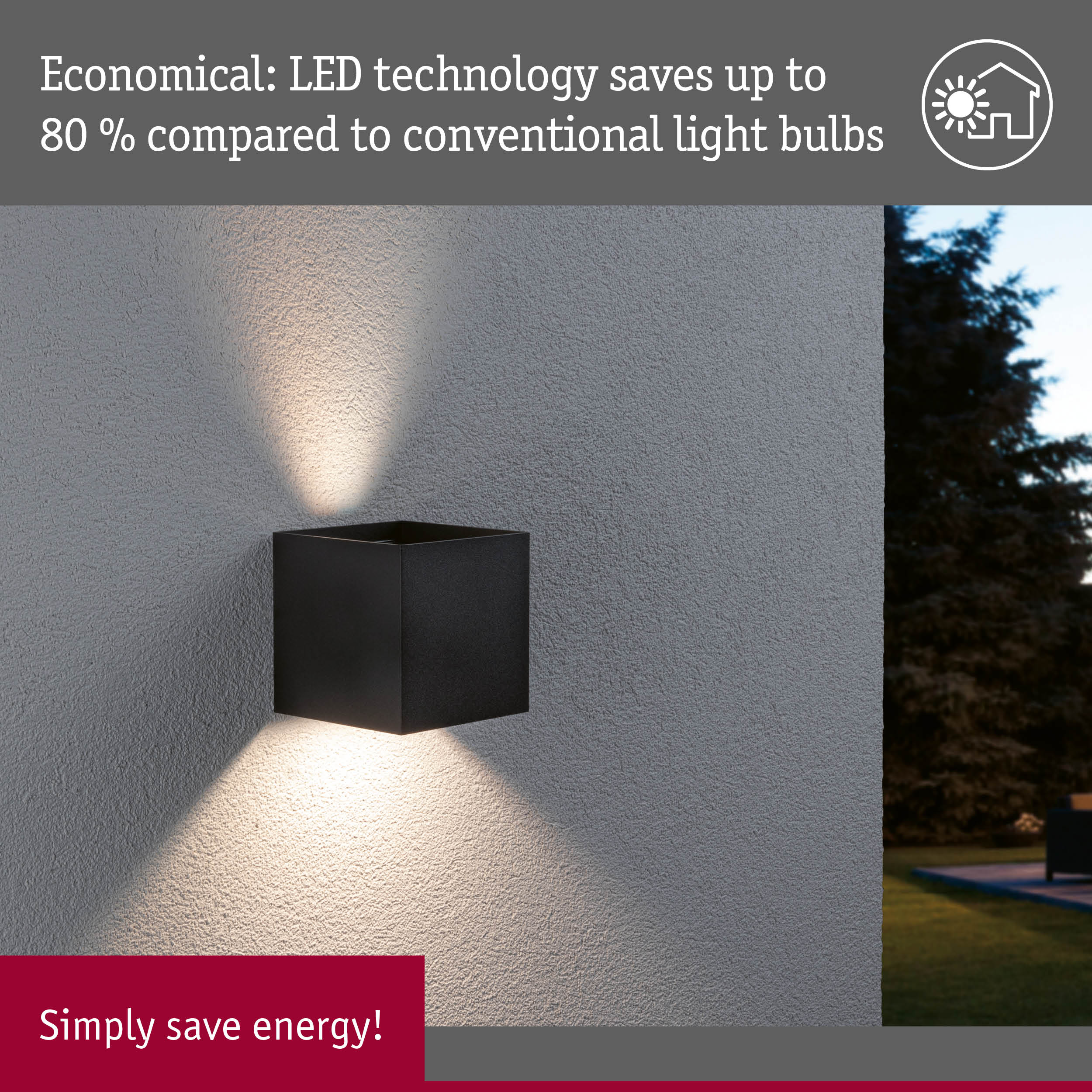 Czarna lampa ścienna oświetla szary mur i ogród.