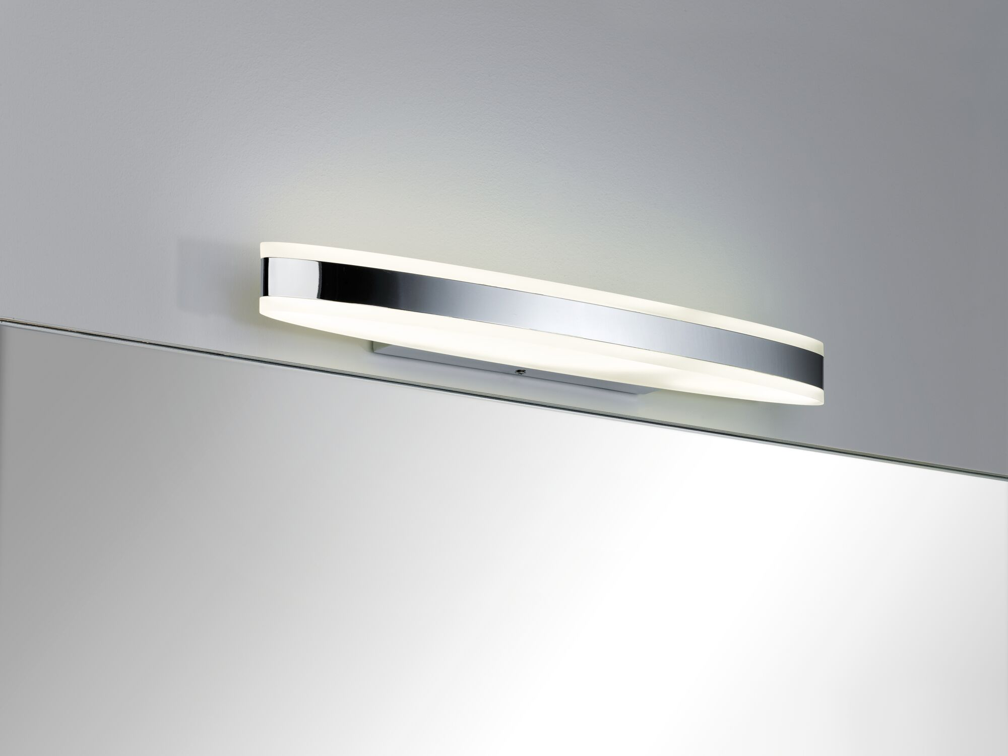 Moderner Wandspiegel mit integrierter, geschwungener LED-Beleuchtung und Chromrand.
