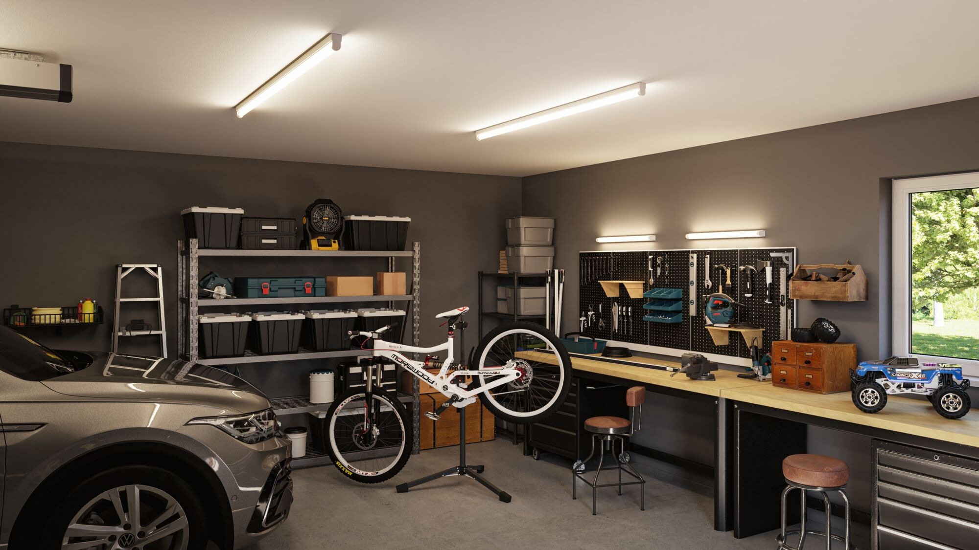 Warsztat w garażu z samochodem, rowerem, ścianą narzędziową i stołem warsztatowym.