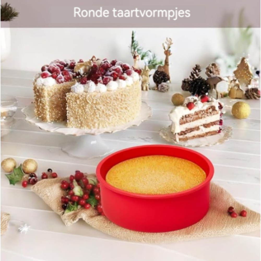 Ein roter Kuchenform mit Kuchen, ein geschnittener Kuchen und Dekorationen.