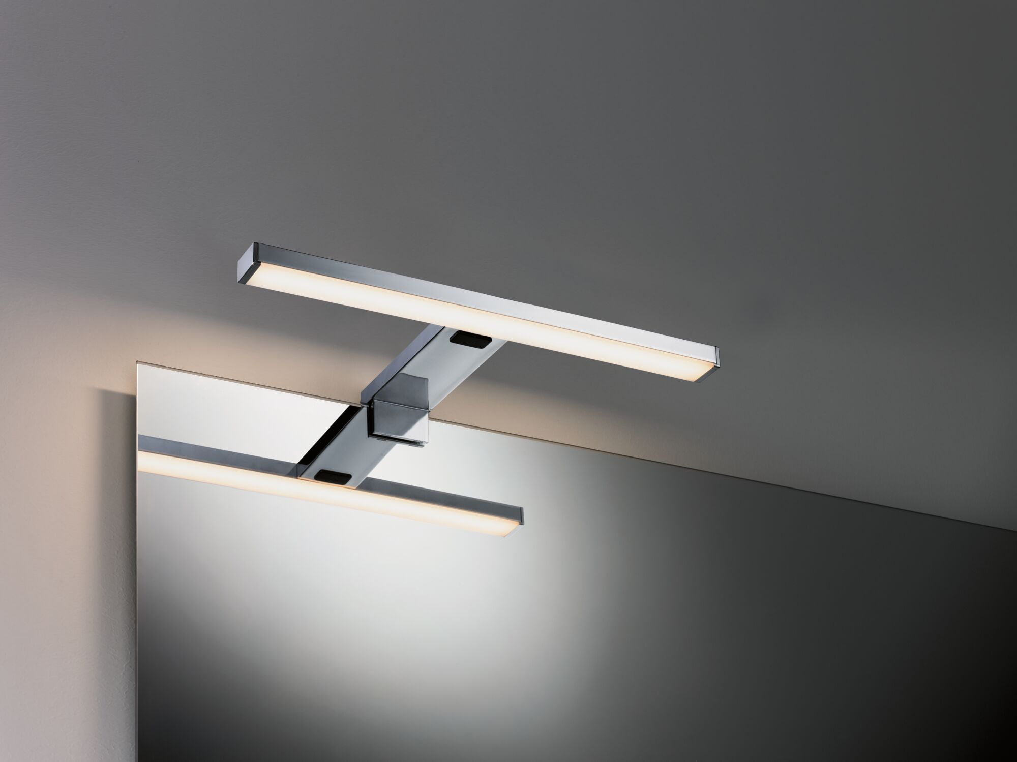 Uno specchio moderno con due luci LED sopra e sotto.