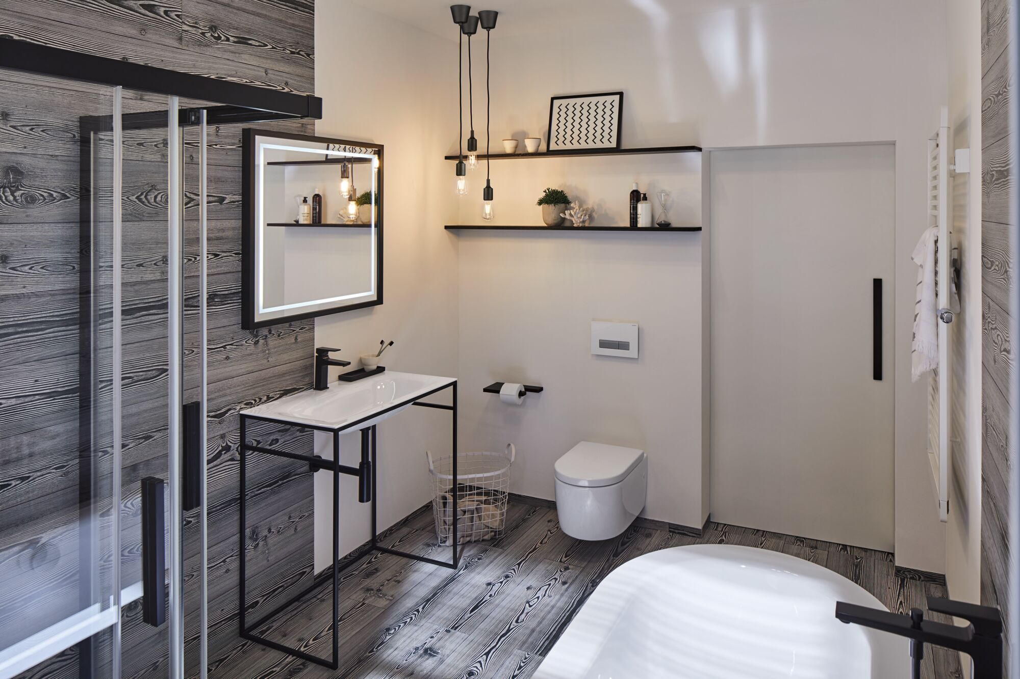 Bagno moderno con doccia, lavandino, WC e vasca. Pavimento effetto legno.