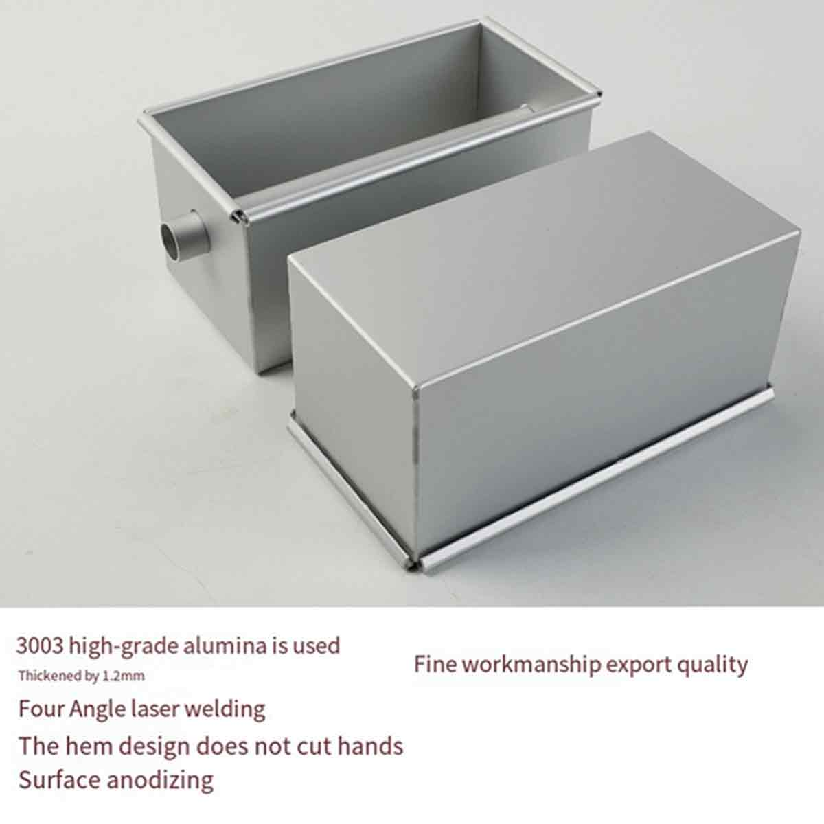 Zwei rechteckige Brotbackformen aus Aluminium auf grauem Hintergrund.