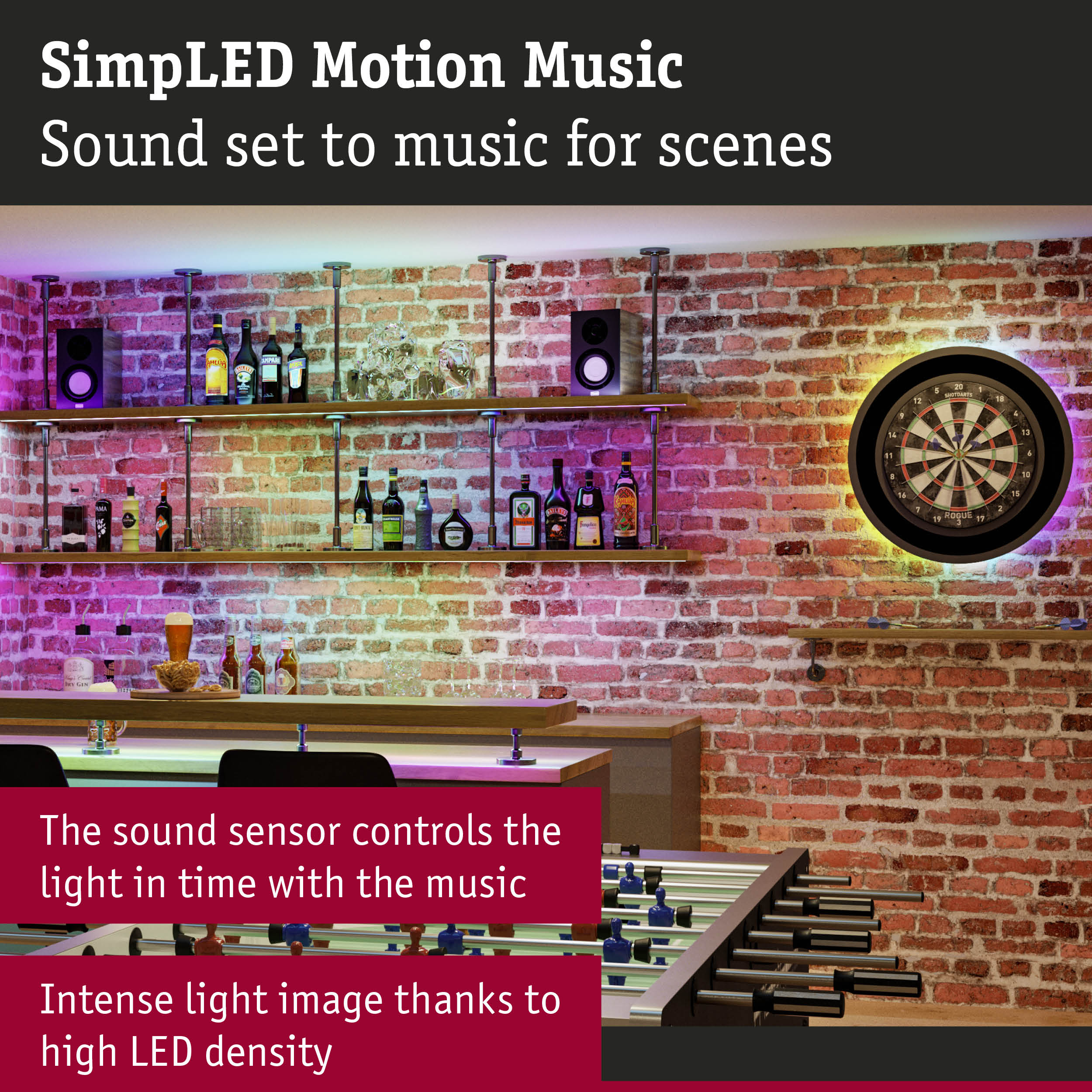 Scena baru z ceglaną ścianą, butelkami, głośnikami, rzutkami i piłkarzykami.