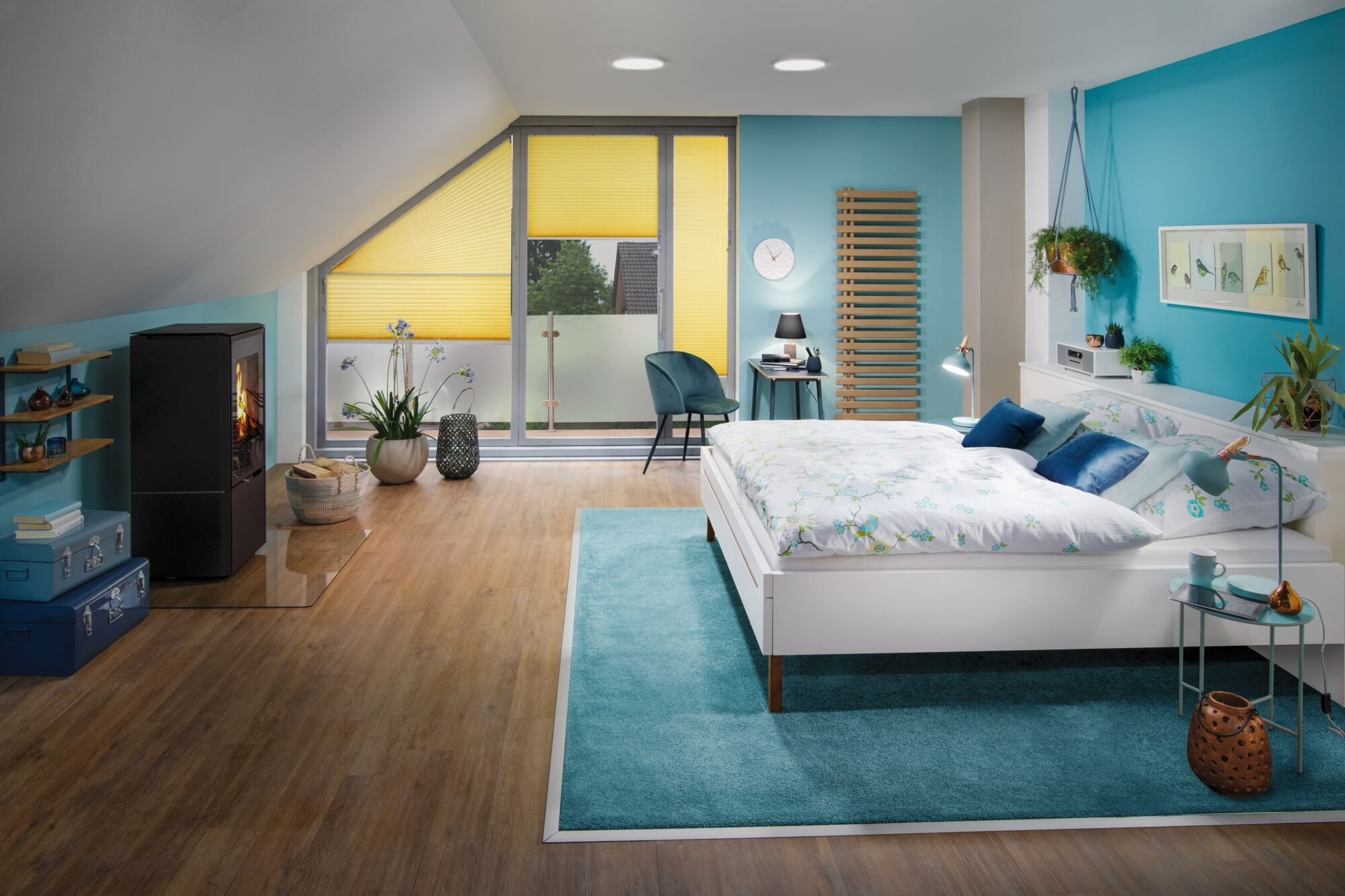 Camera da letto moderna con camino, letto, tappeto turchese e balcone.