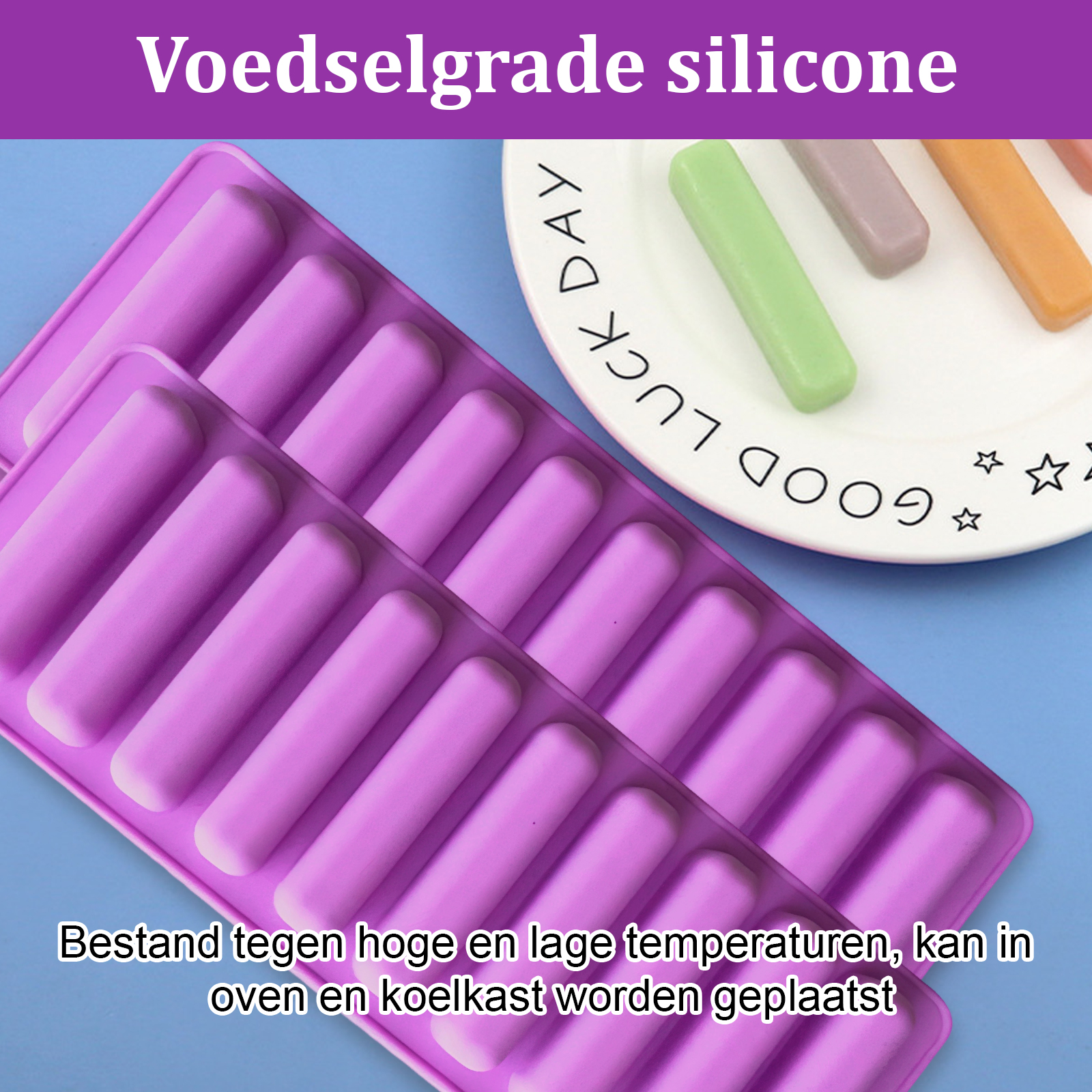 Lila Silikonform mit Stabformen, daneben ein Teller mit bunten Stäbchen.