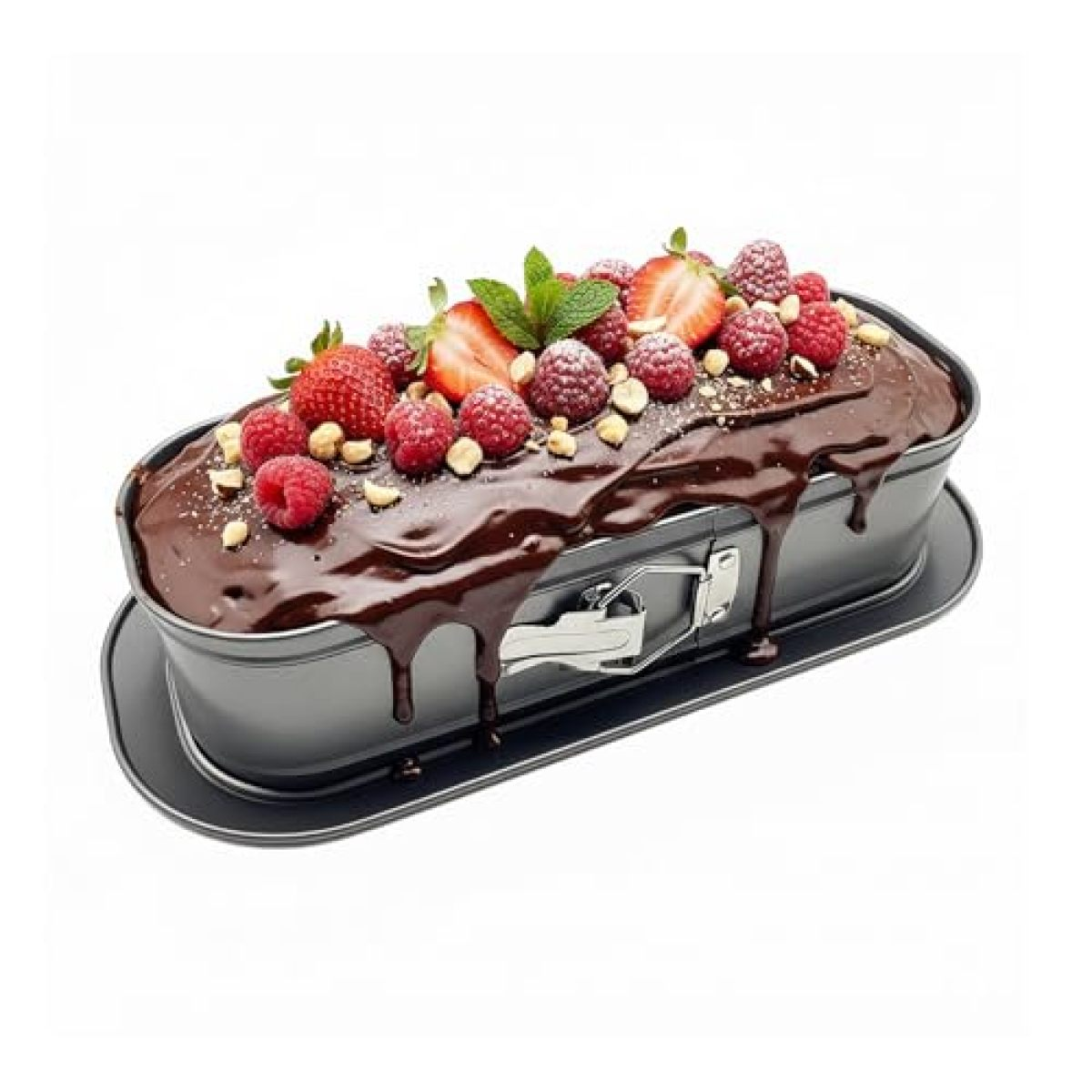 Schokoladenkuchen mit Beeren und Schokoladenglasur in einer Backform.