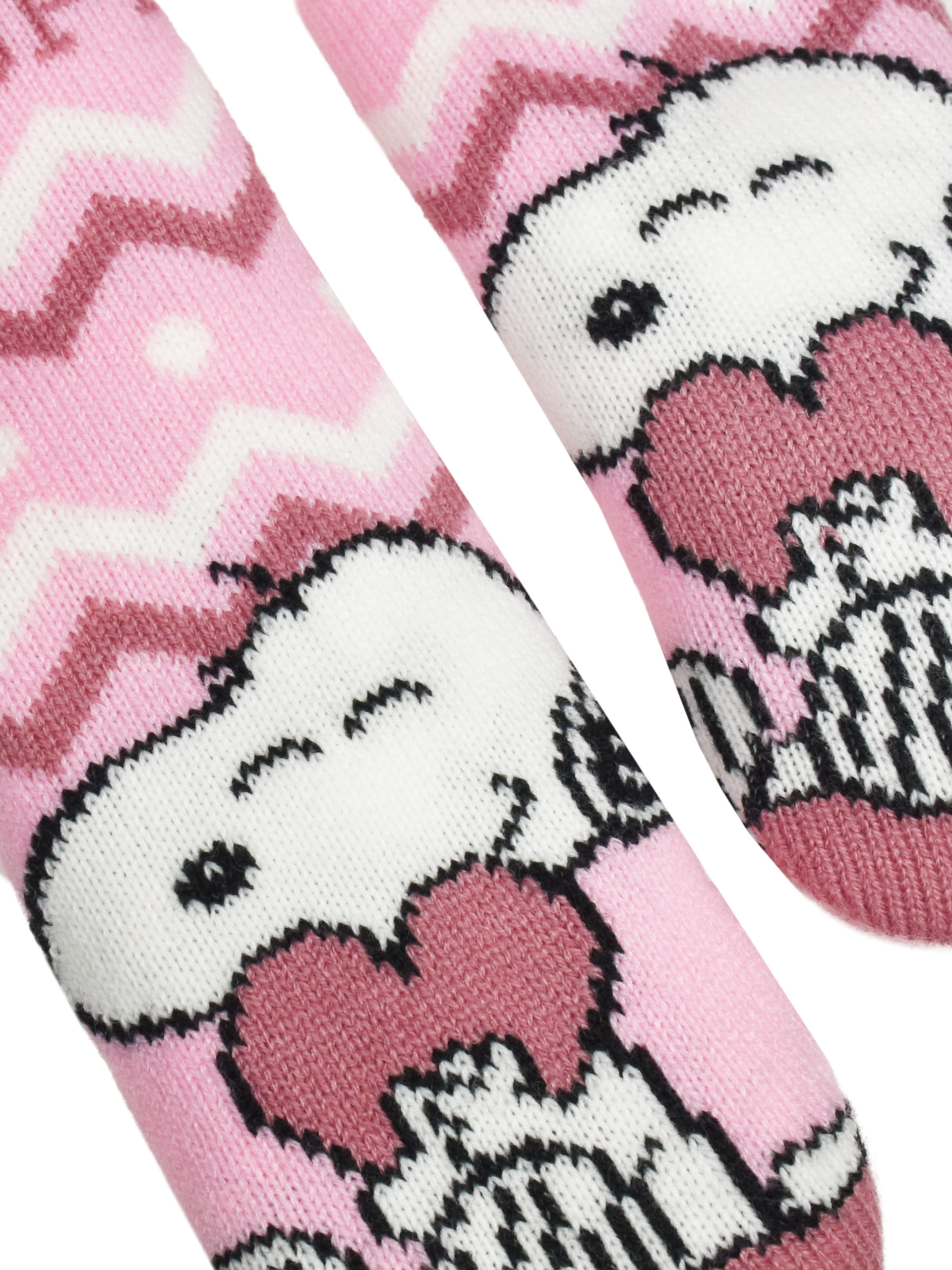 Zwei rosa Socken mit Snoopy-Motiv und Zickzackmuster.
