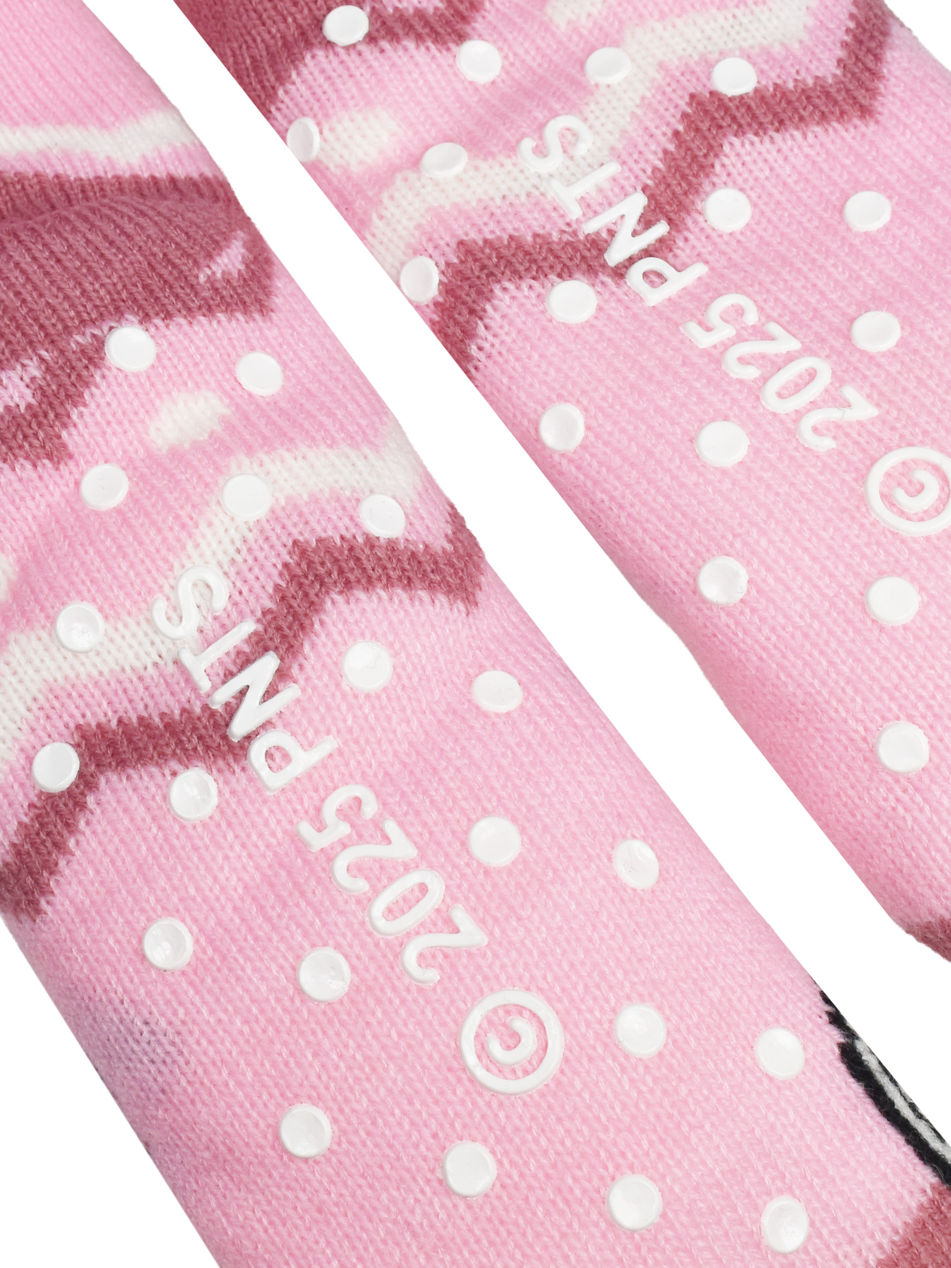 Zwei rosa Socken mit Zickzackmuster, weißen Punkten und Aufdruck.