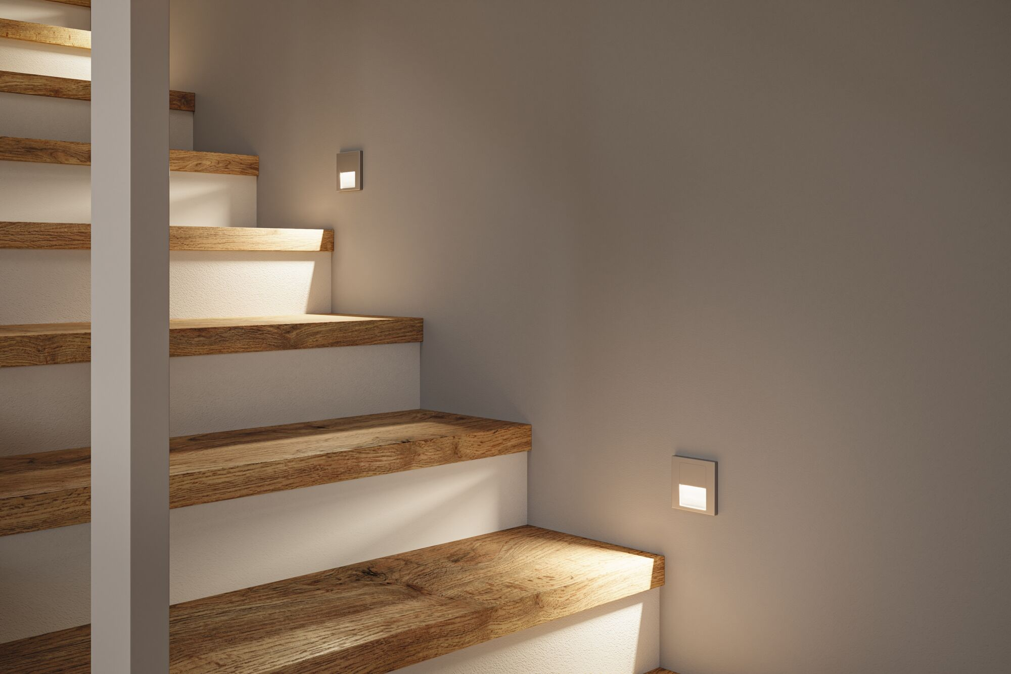 Moderne Holztreppe mit integrierten Wandleuchten. Helle Stufen beleuchten den Weg.