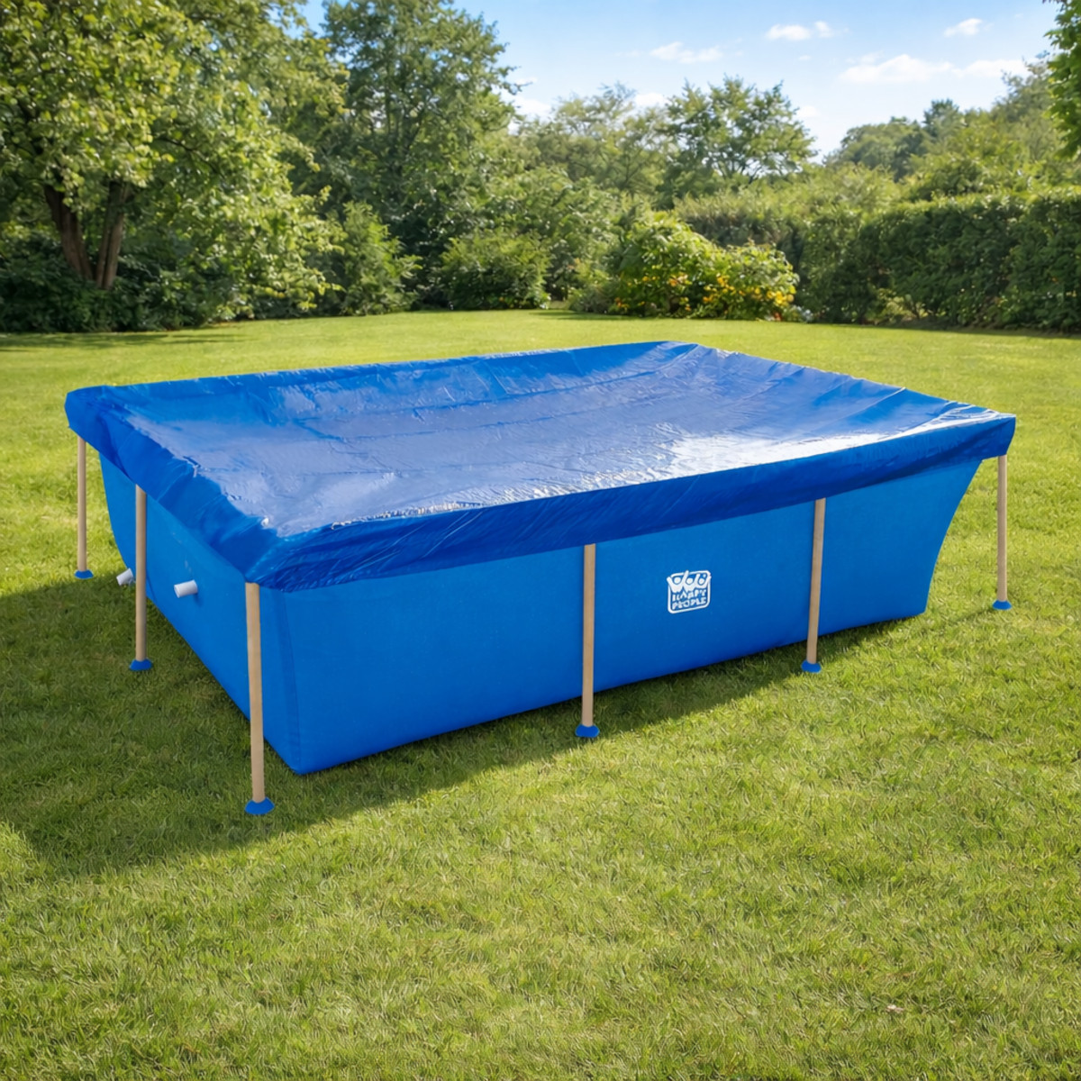 Ein blaues rechteckiges Planschbecken mit einer blauen Abdeckung steht auf einem grünen Rasen.