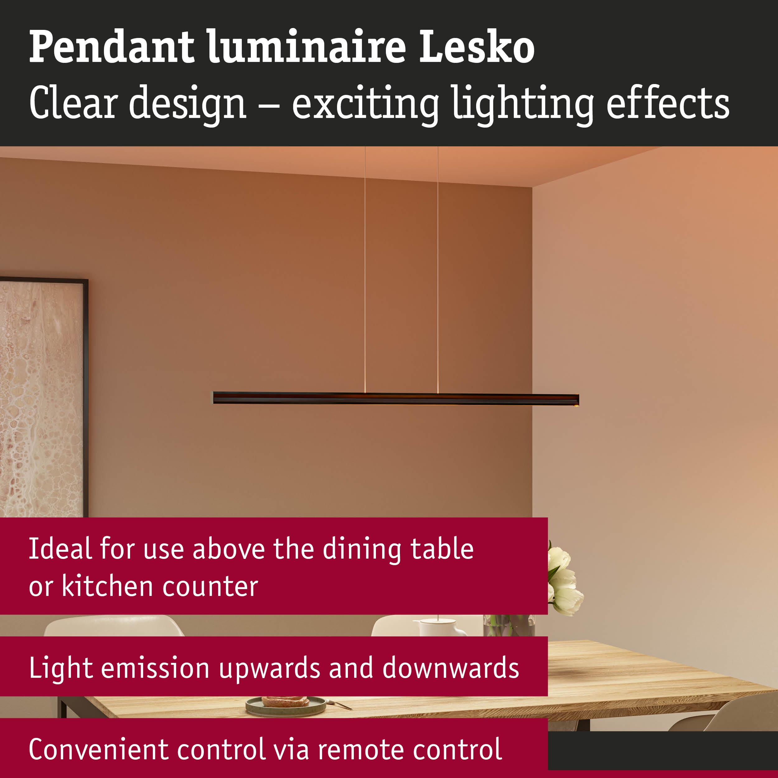 Nowoczesna lampa wisząca nad drewnianym stołem, z tekstem podkreślającym cechy.
