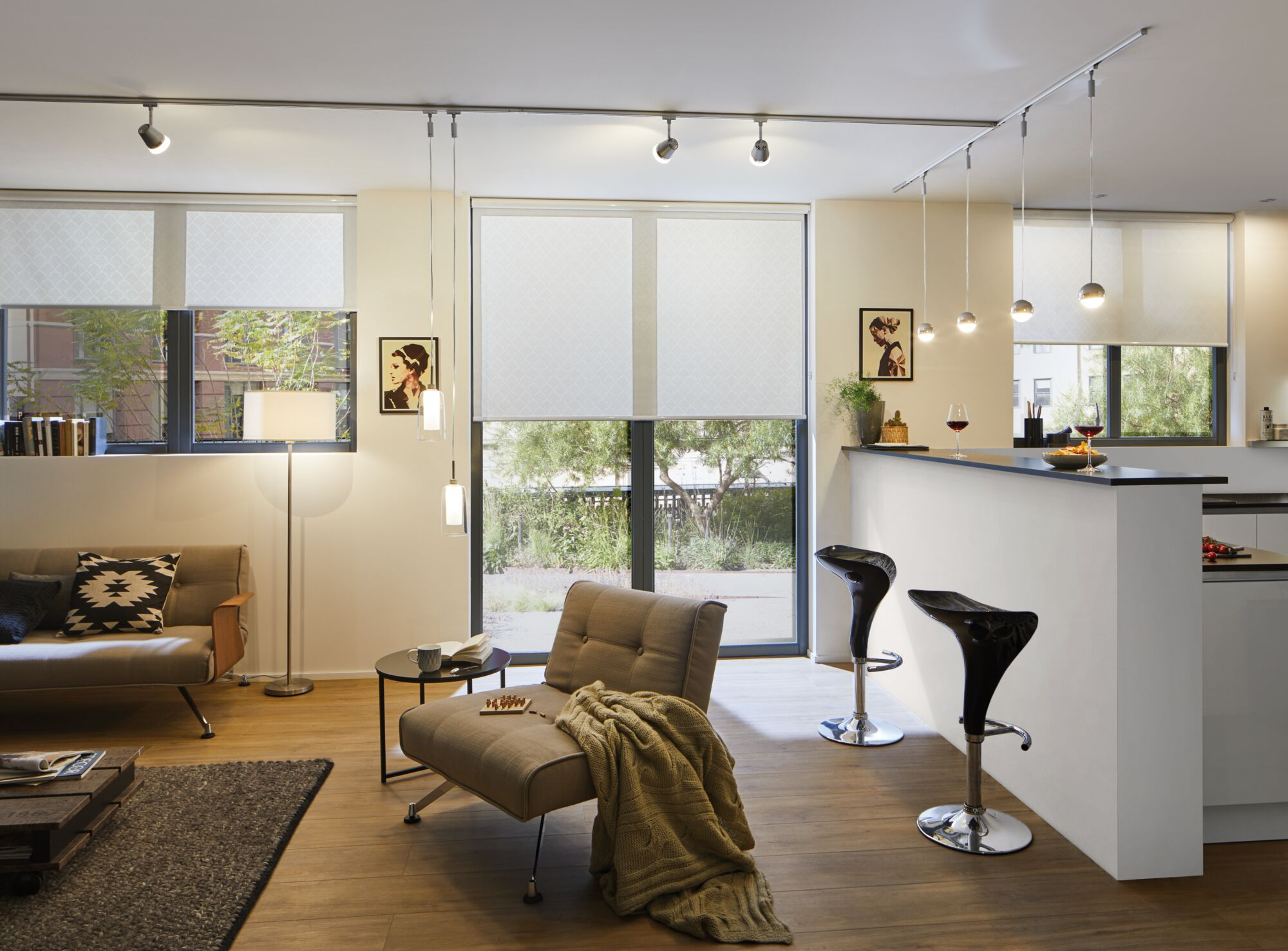 Nowoczesny salon z częścią wypoczynkową i barem. Jasne kolory, drewniana podłoga.