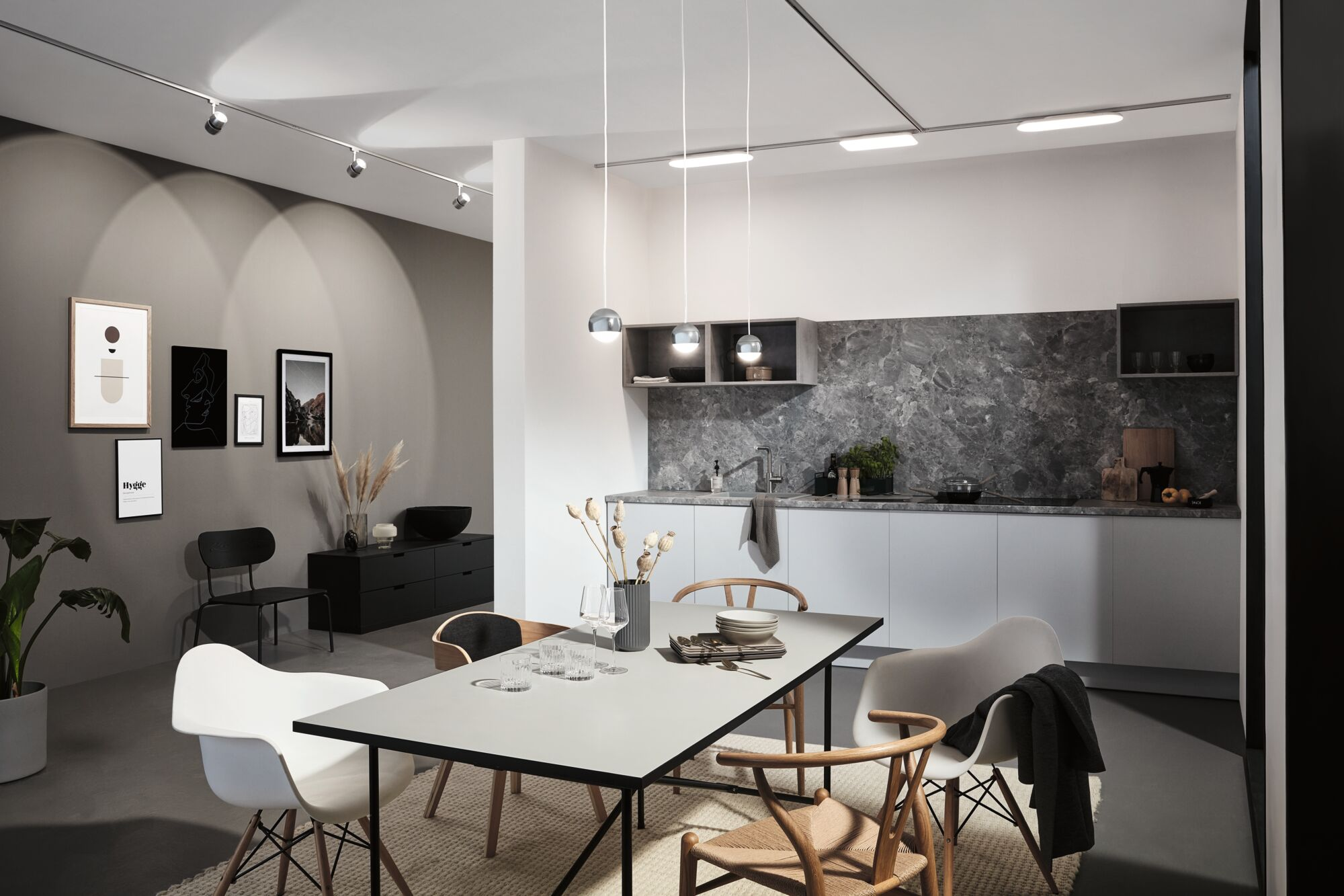 Ein Esszimmer und eine Küche mit moderner Einrichtung und Kunst an der Wand.