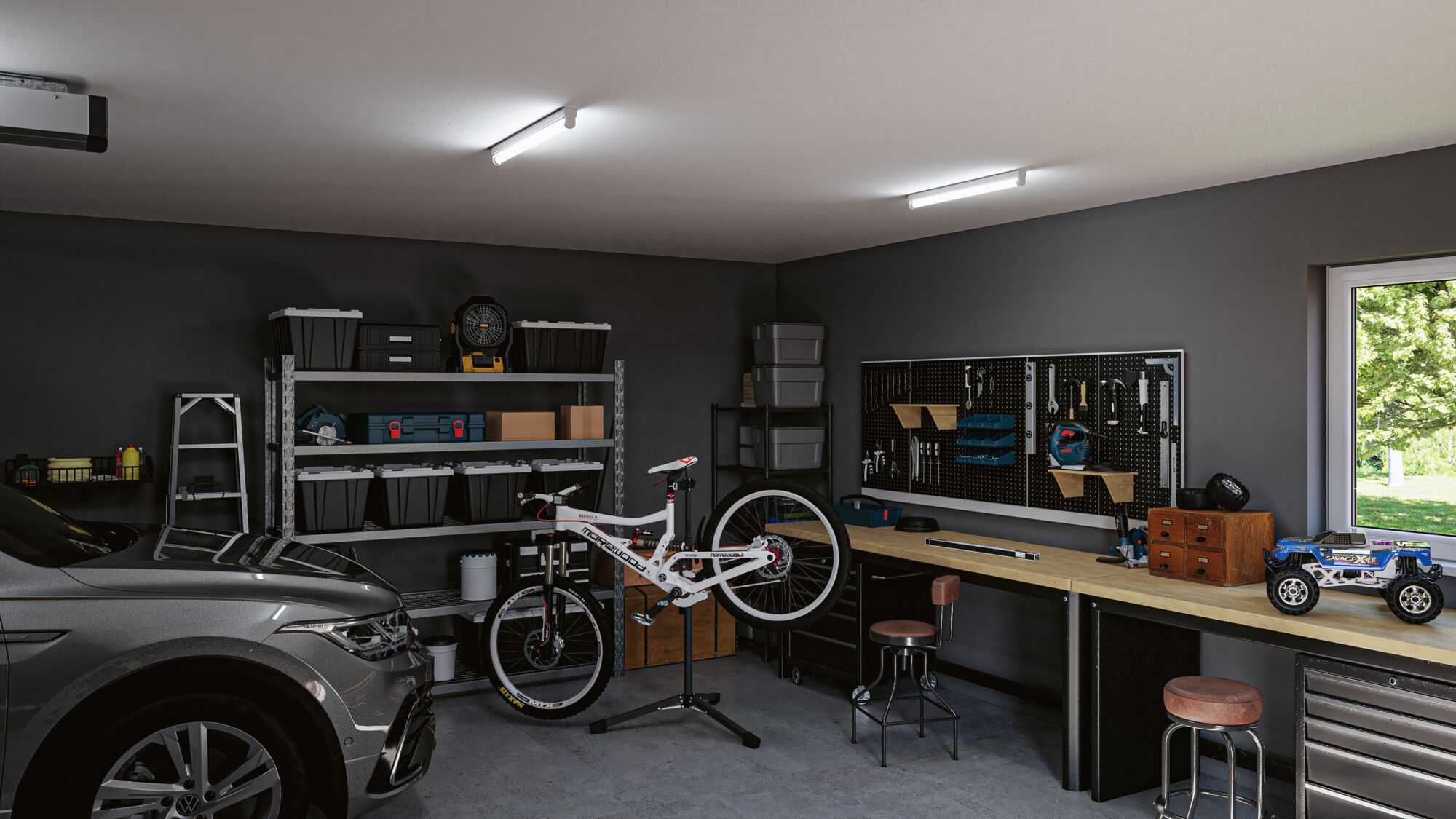 Eine Garage mit einem Auto, Fahrrad, Werkzeugwand und Arbeitsplatte.