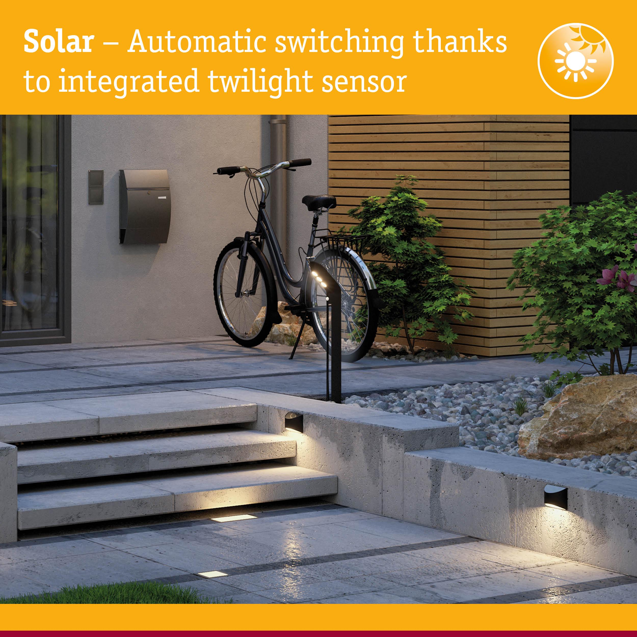 Luce solare esterna con sensore crepuscolare integrato all'ingresso.