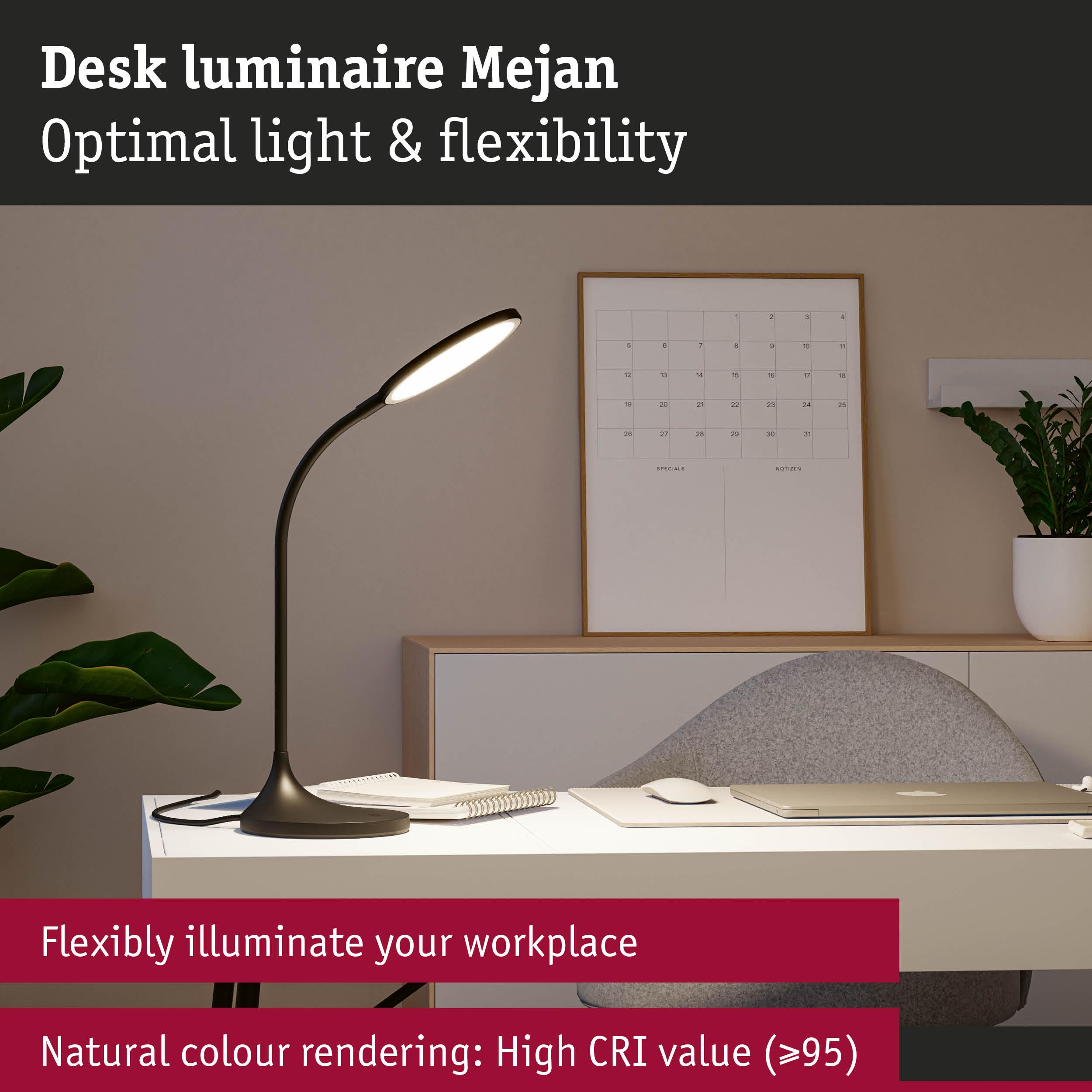 Czarna lampa biurkowa oświetla miejsce pracy z kalendarzem.