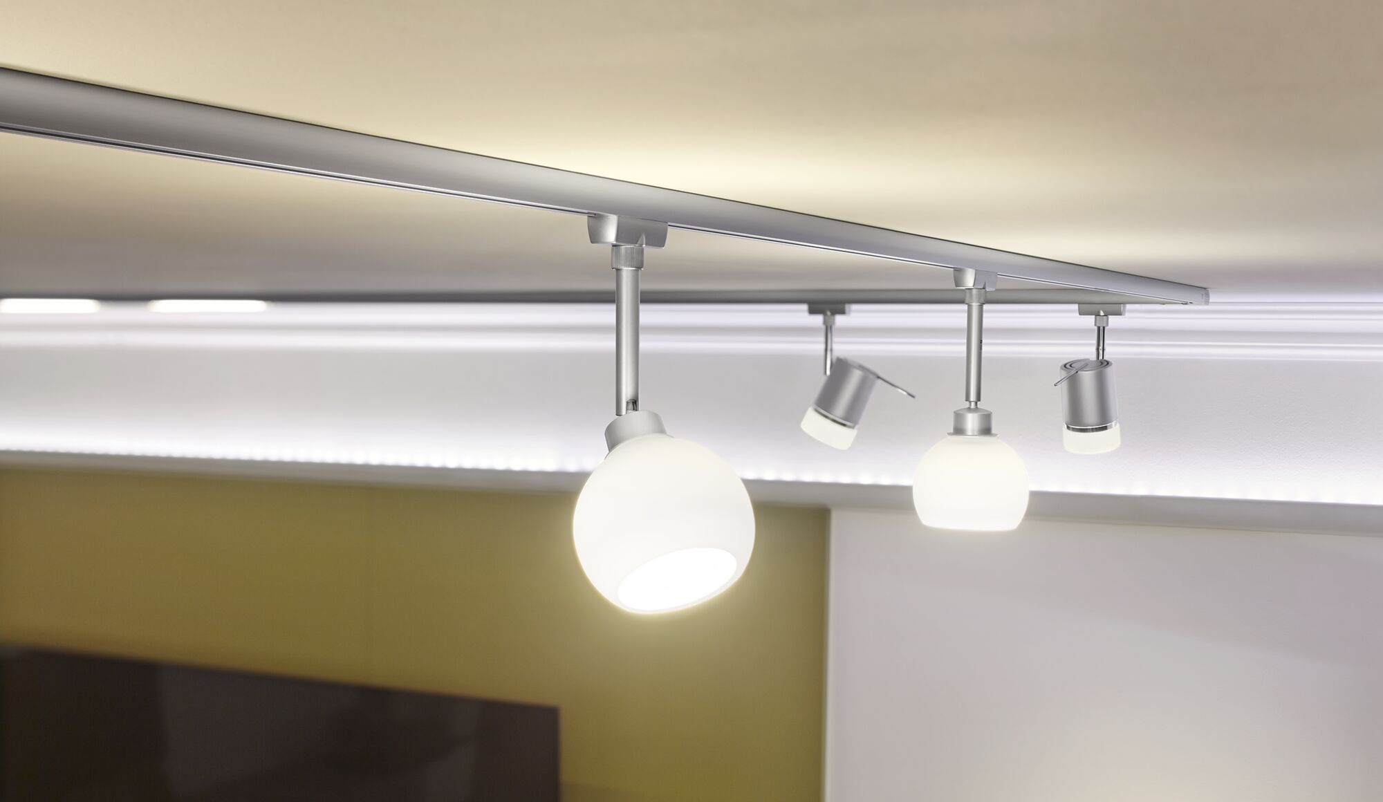 Srebrna lampa szynowa z czterema światłami, dwie kuliste, dwie cylindryczne.