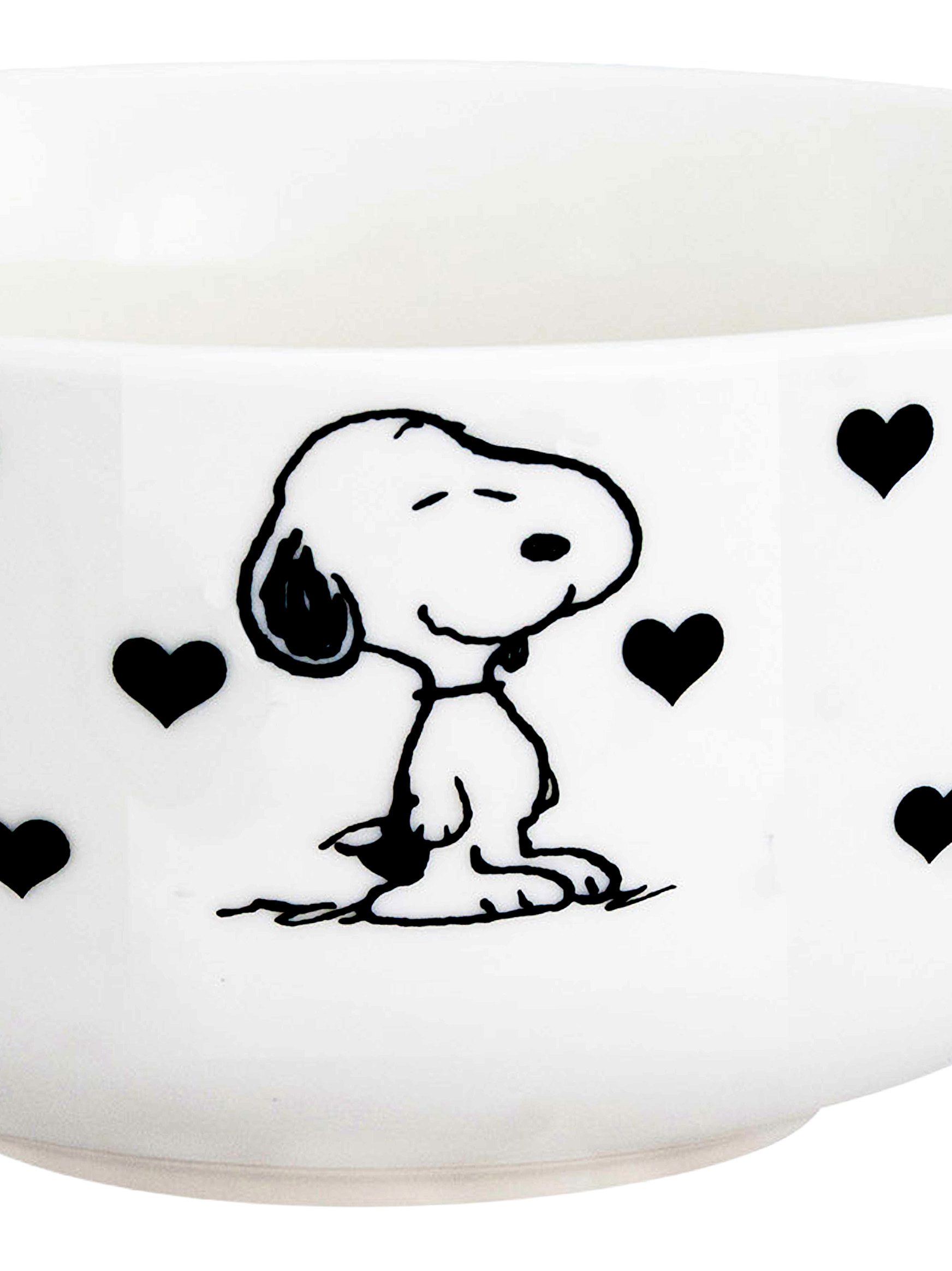 Ein Snoopy-Design mit schwarzen Herzen auf weißer Keramik.