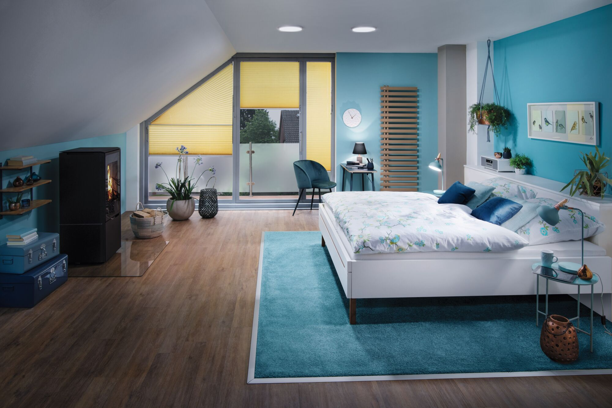 Camera da letto moderna con camino, letto, scrivania e balcone.