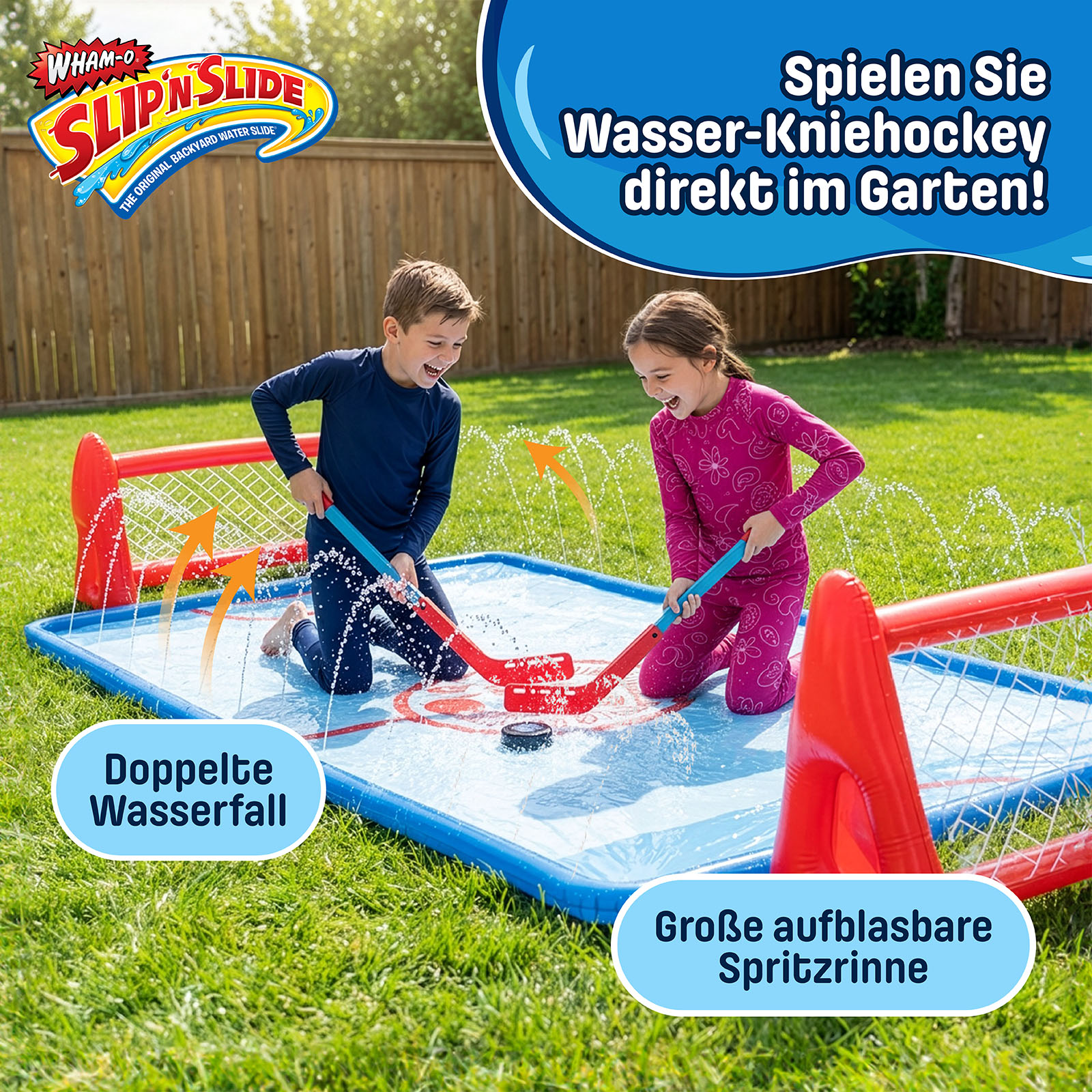 Kinder spielen Wasser-Kniehockey im Garten auf einer aufblasbaren Matte mit Toren.