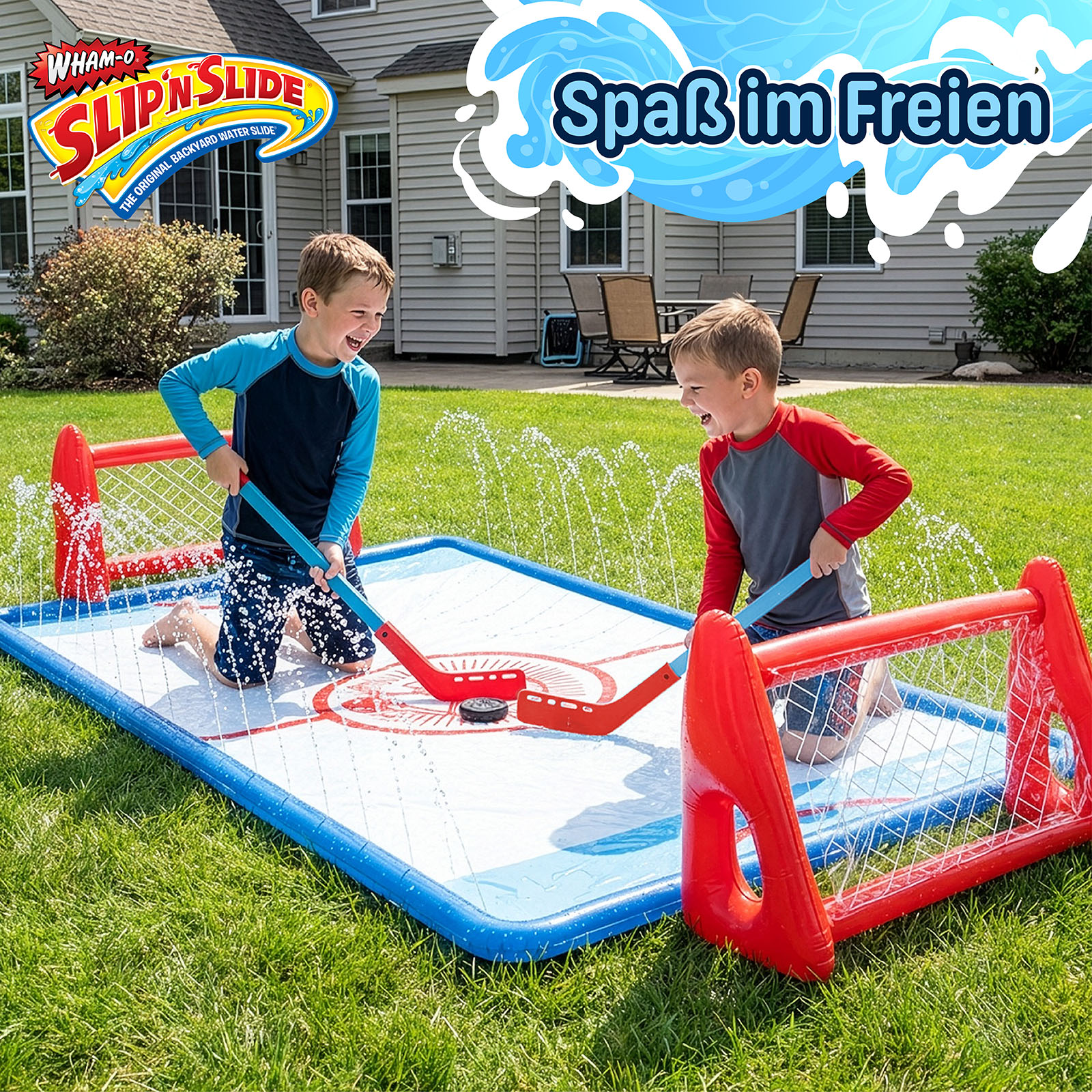 Zwei Jungen spielen Hockey auf einer aufblasbaren Wasserrutsche mit Sprinklern.