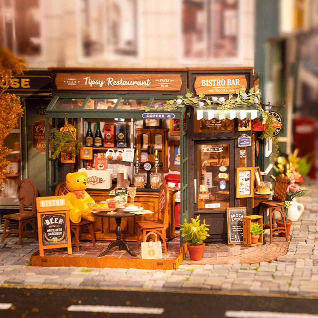 Miniatur-Restaurant- und Barszene mit einem Teddybären an einem Tisch.