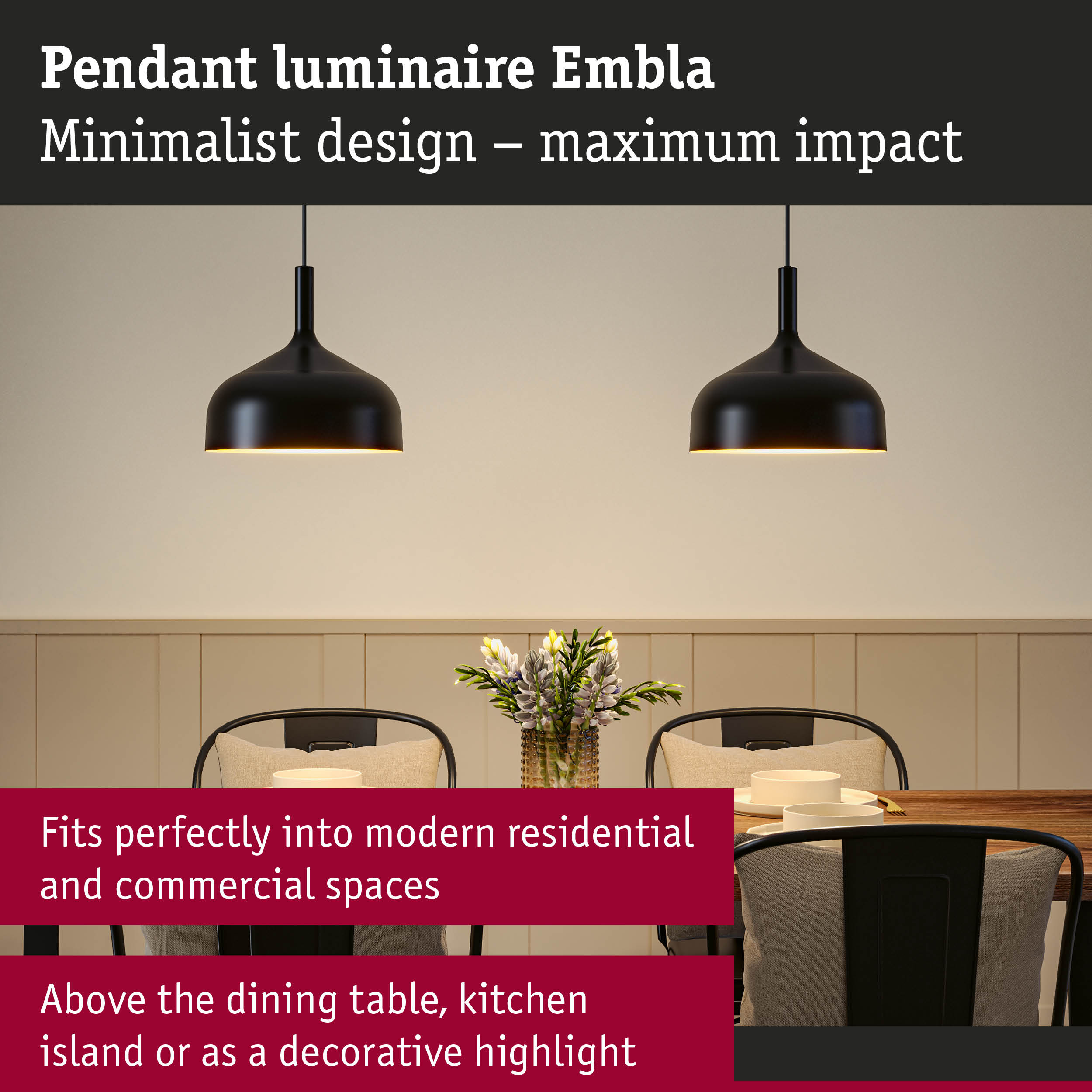 Dwa czarne lampy wiszące nad stołem w jadalni z kwiatami i krzesłami.