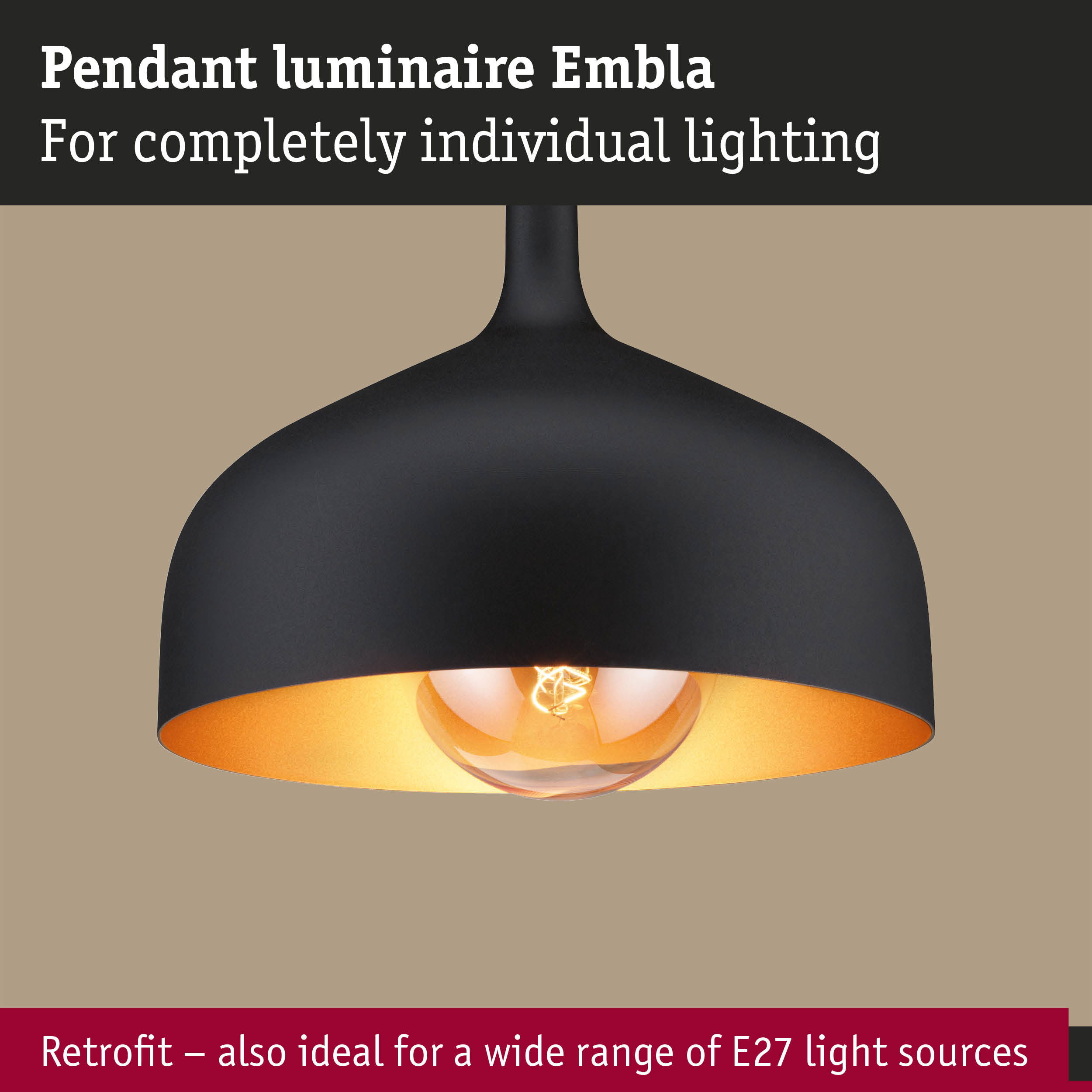 Czarna lampa wisząca ze złotym wnętrzem i widoczną żarówką.