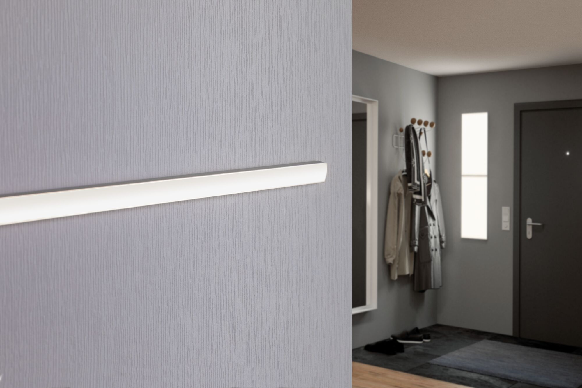 Flur mit Kleiderständer, Spiegel, Tür und grauer Wand mit Leiste.