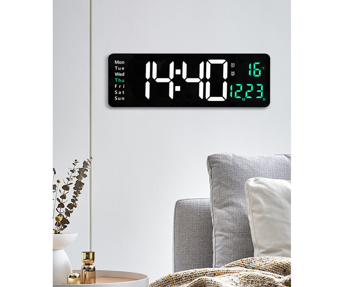 Digitale Wanduhr zeigt 14:40 Uhr, 12.23 und 16 Grad an.
