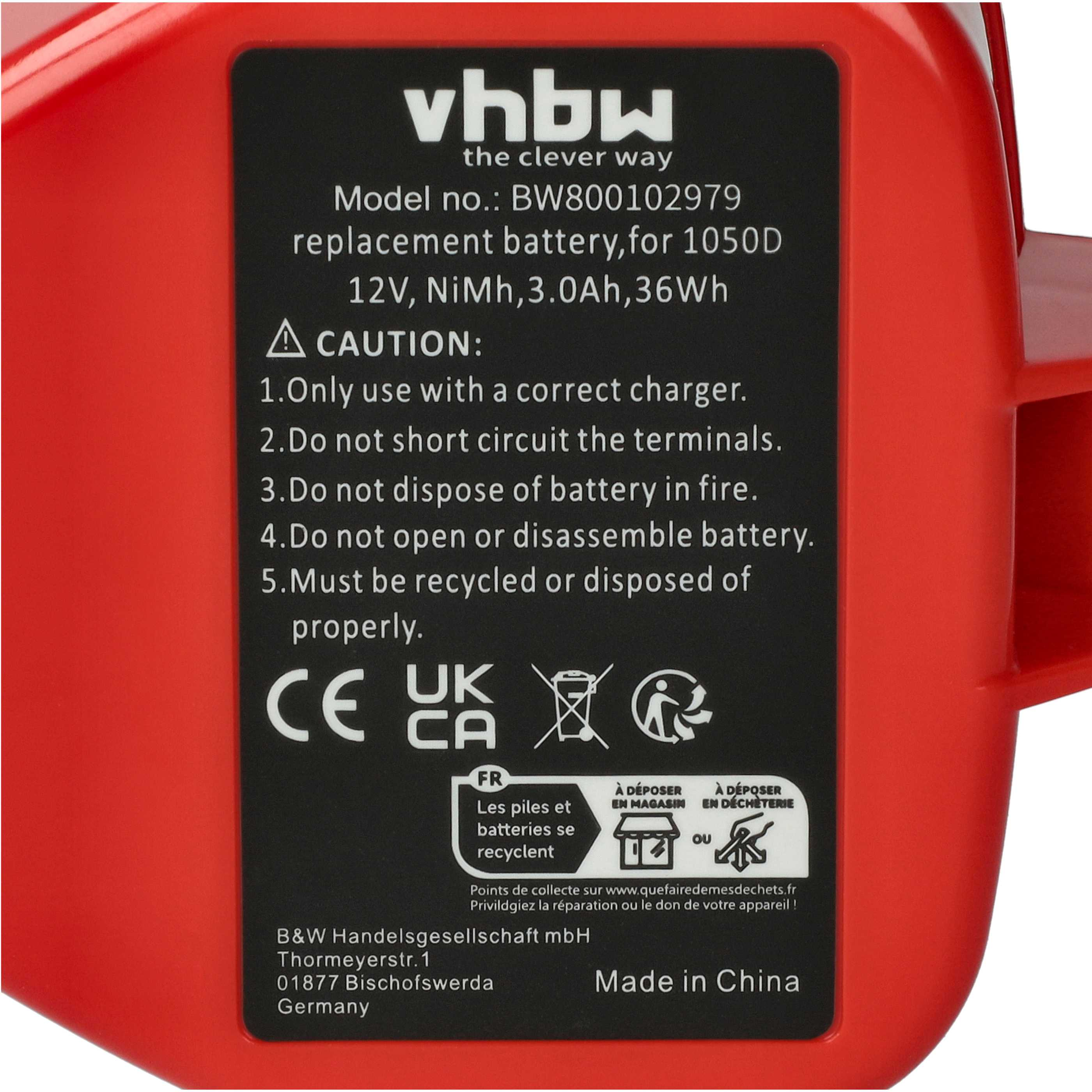Rote Batterie mit schwarzem Aufkleber mit Warnhinweisen und Recycling-Symbolen.