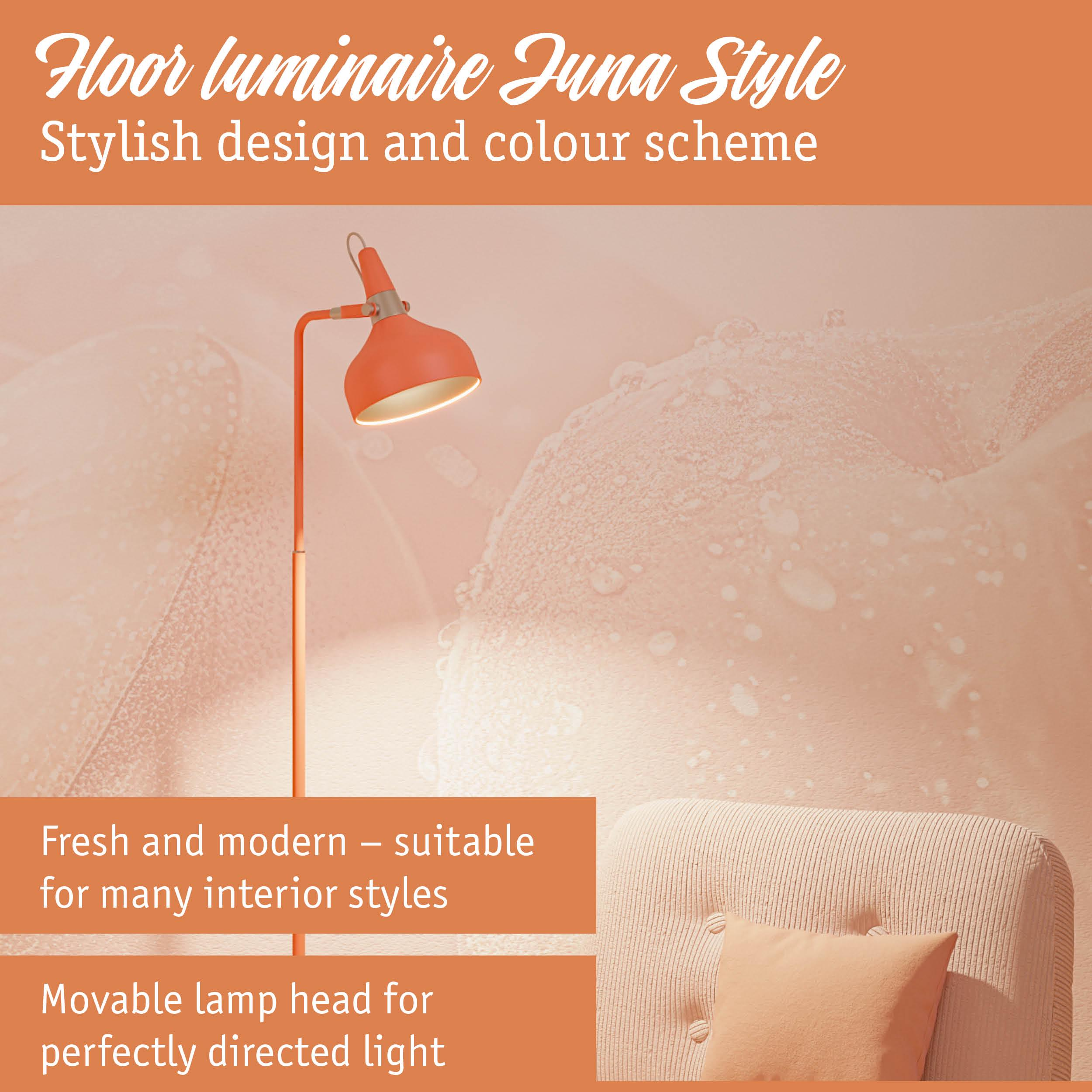 Pomarańczowa lampa podłogowa z regulowaną głowicą stoi obok fotela.