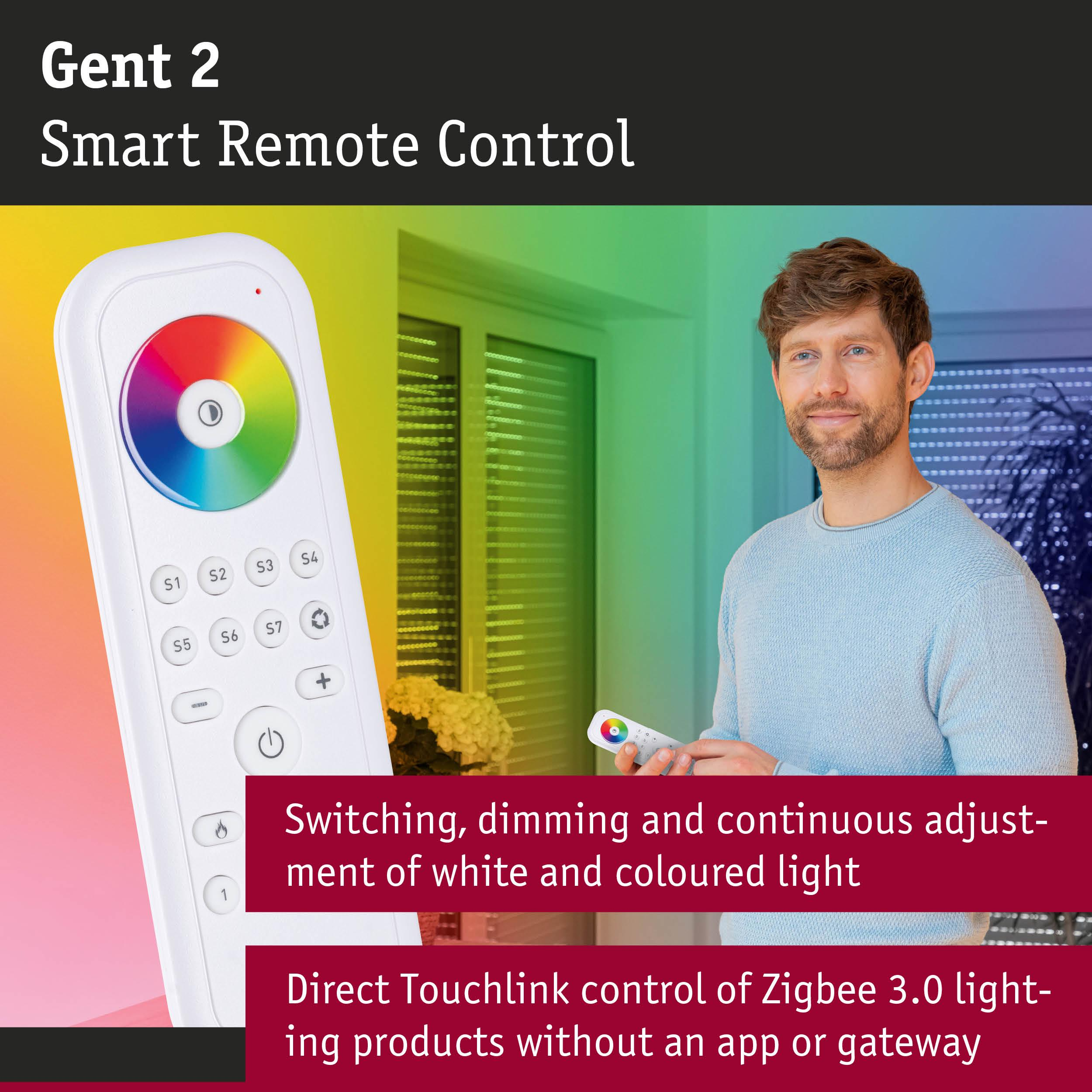 Mężczyzna trzymający pilota z kółkiem kolorów. Steruje światłami.