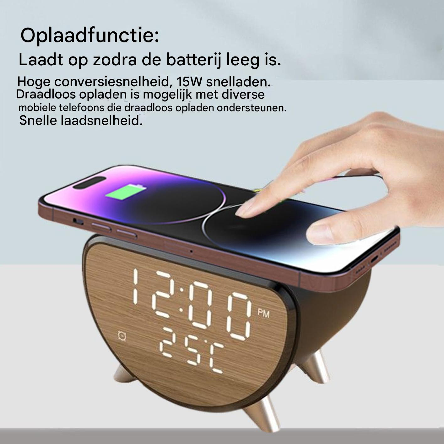 Ein Handy wird auf einem Holz-Wecker mit digitaler Anzeige geladen.