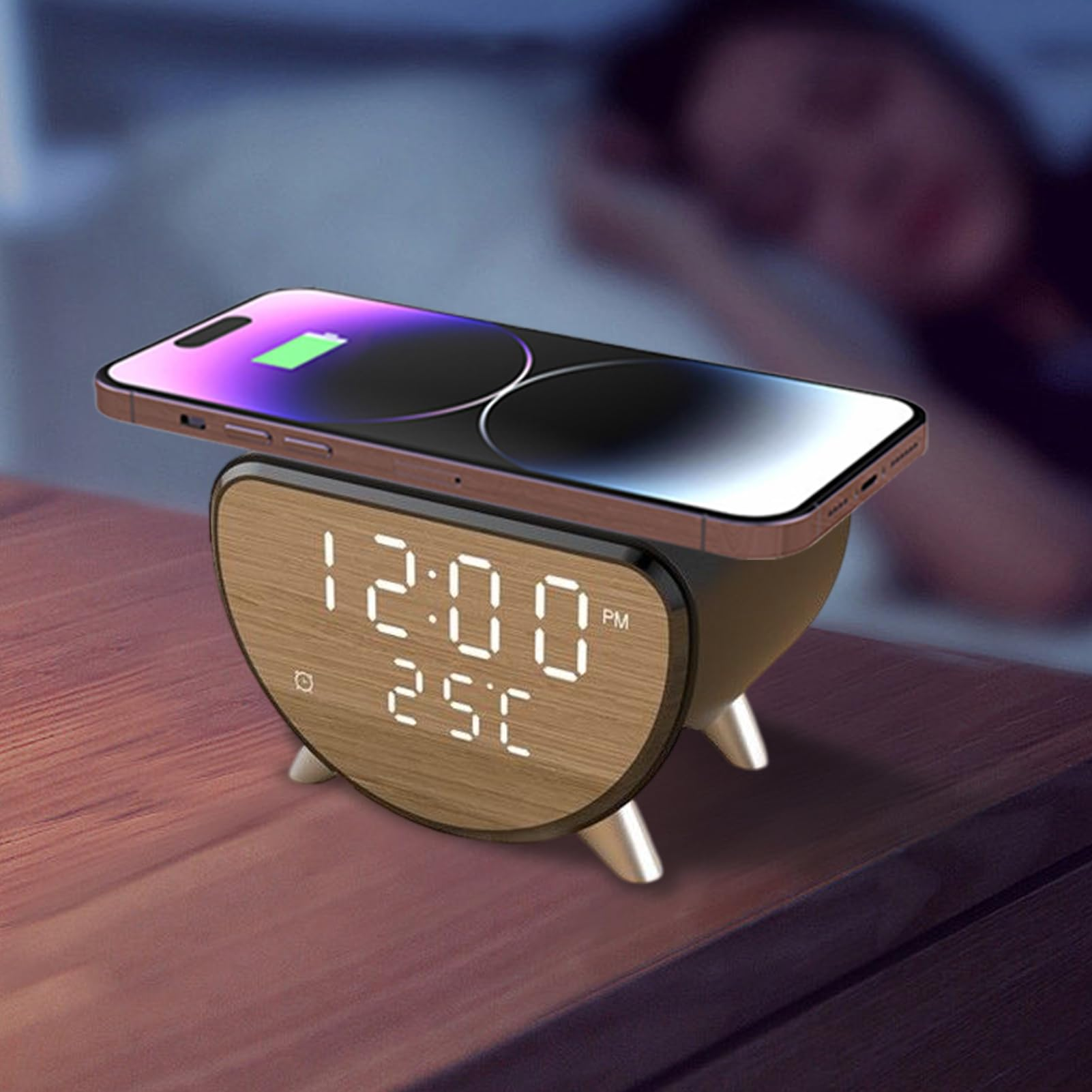 Ein Smartphone lädt auf einem Nachttisch auf einem Wecker. 12:00 Uhr.