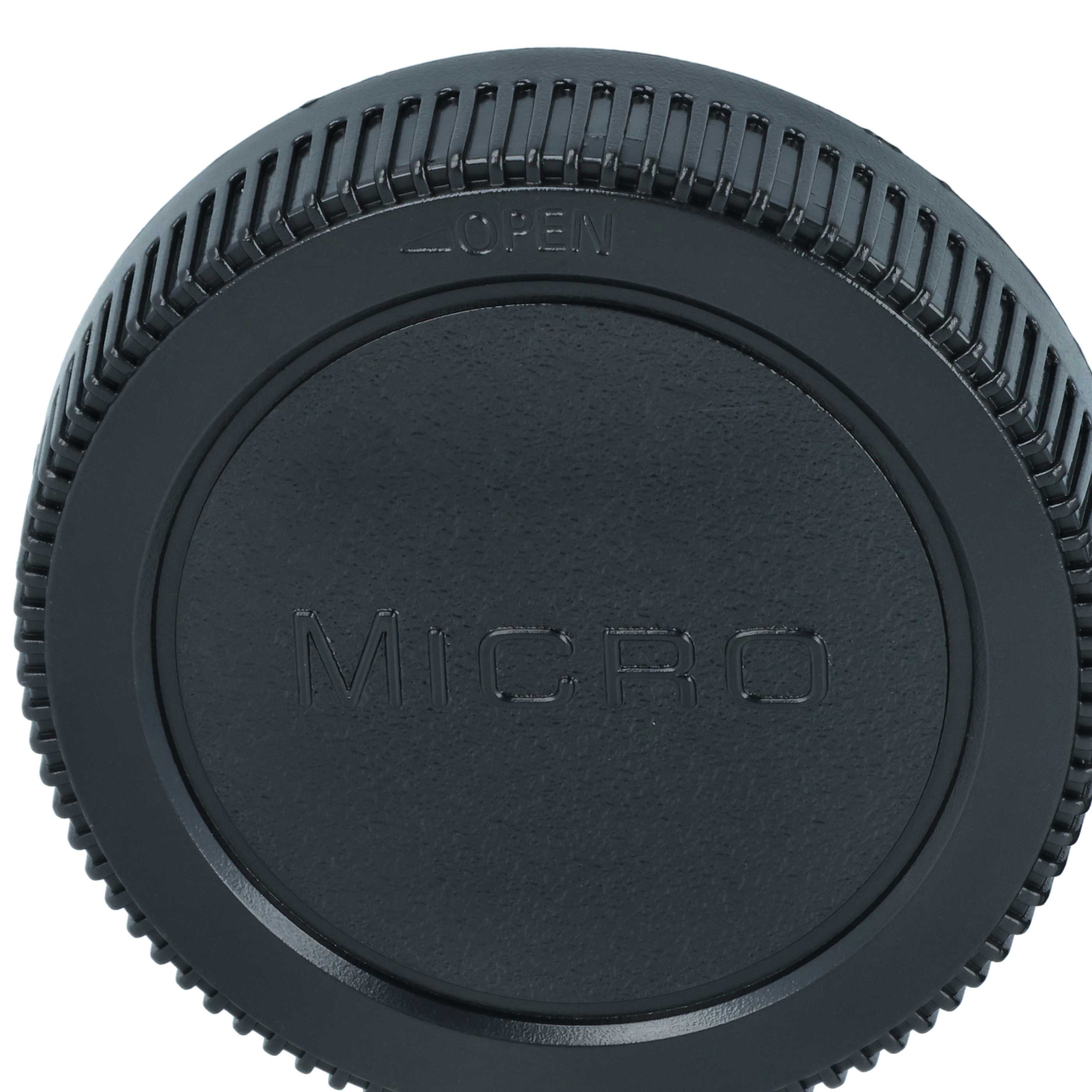 Schwarzer Objektivdeckel mit Rillenrand und der Aufschrift 'MICRO' und 'OPEN'.