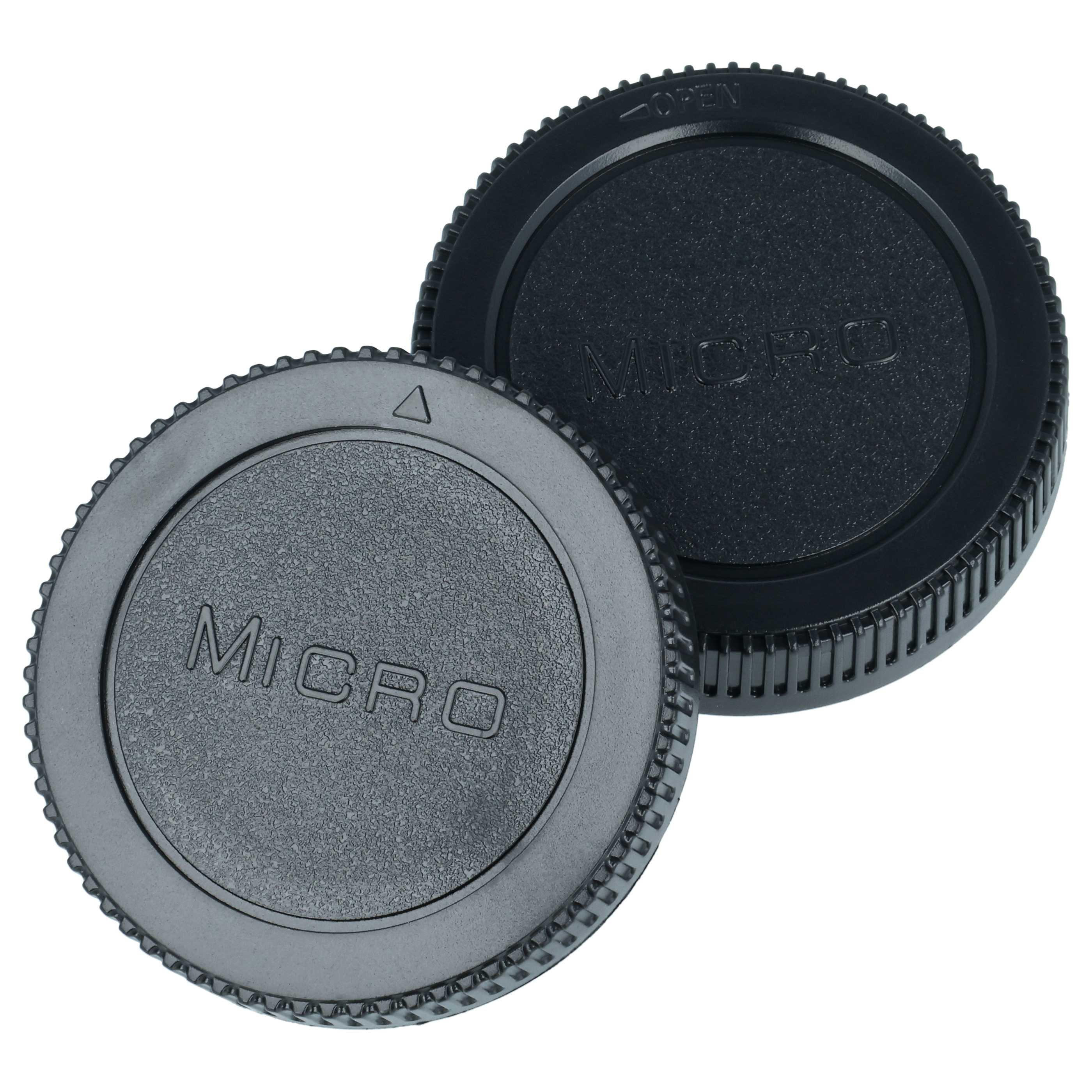 Zwei schwarze Objektivdeckel mit der Aufschrift „Micro“ und ein Pfeil für „Open“.