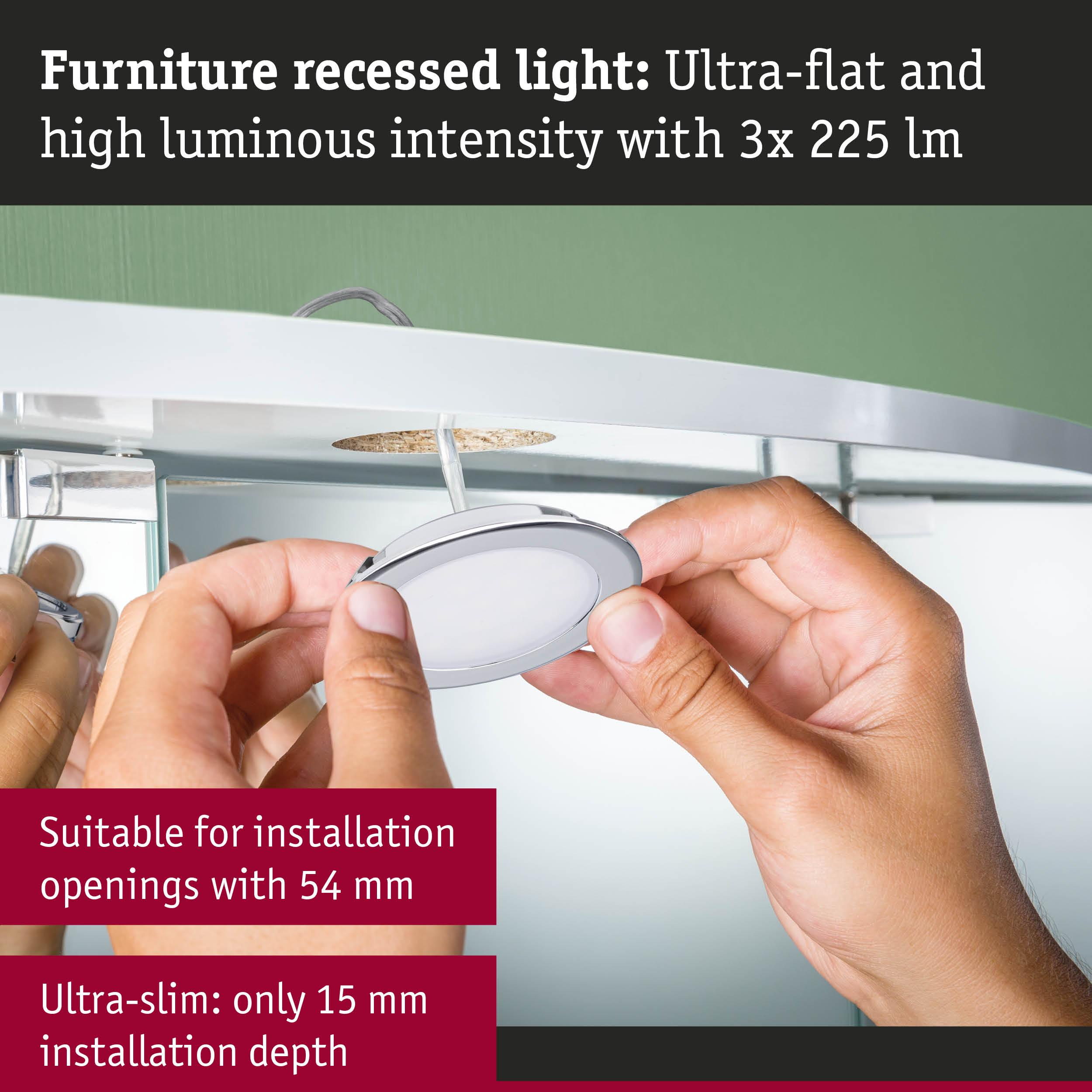 Ręce montujące płaskie światło wpuszczane w mebel.