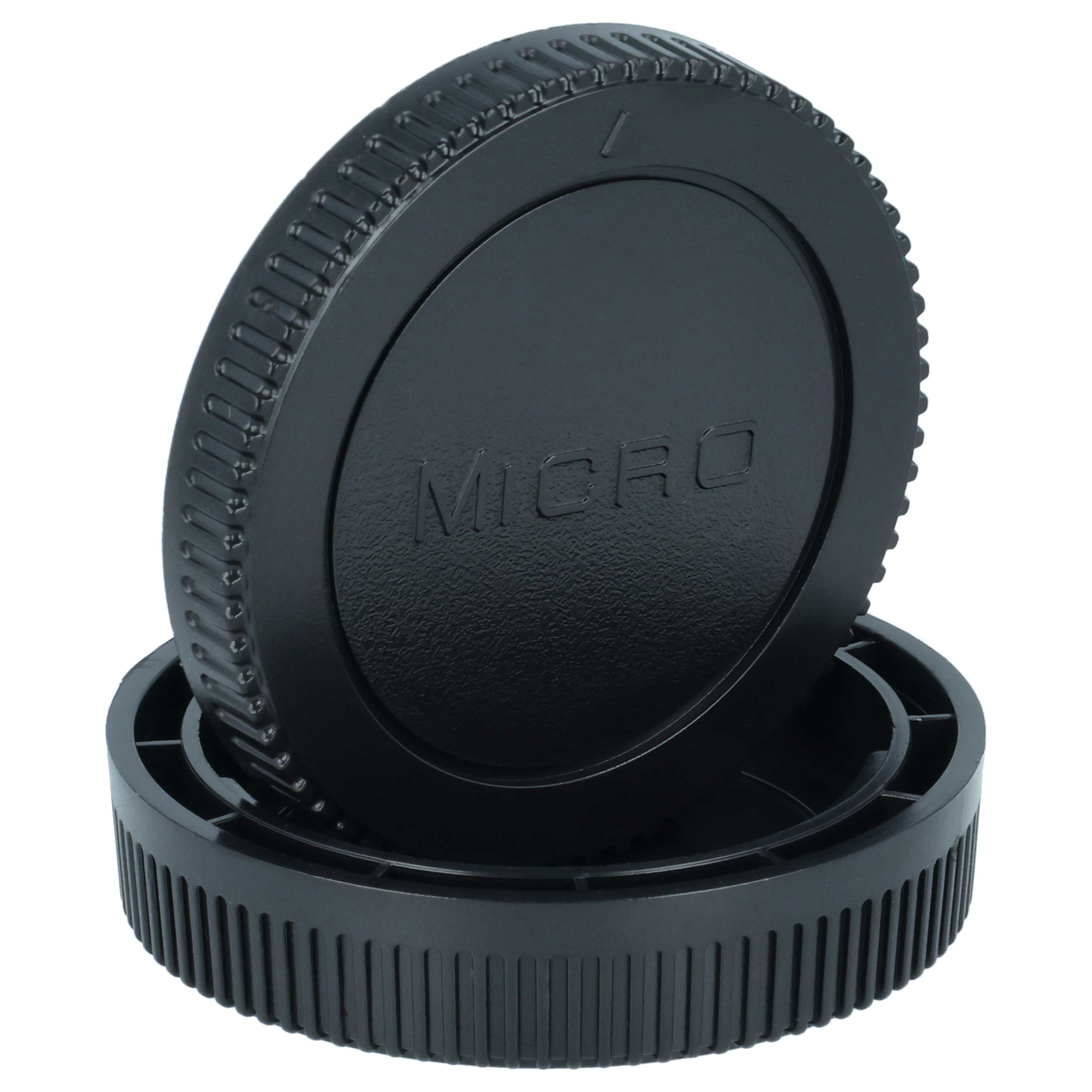 Ein schwarzer Objektivdeckel mit der Aufschrift „MICRO“ ruht auf seinem Gegenstück.
